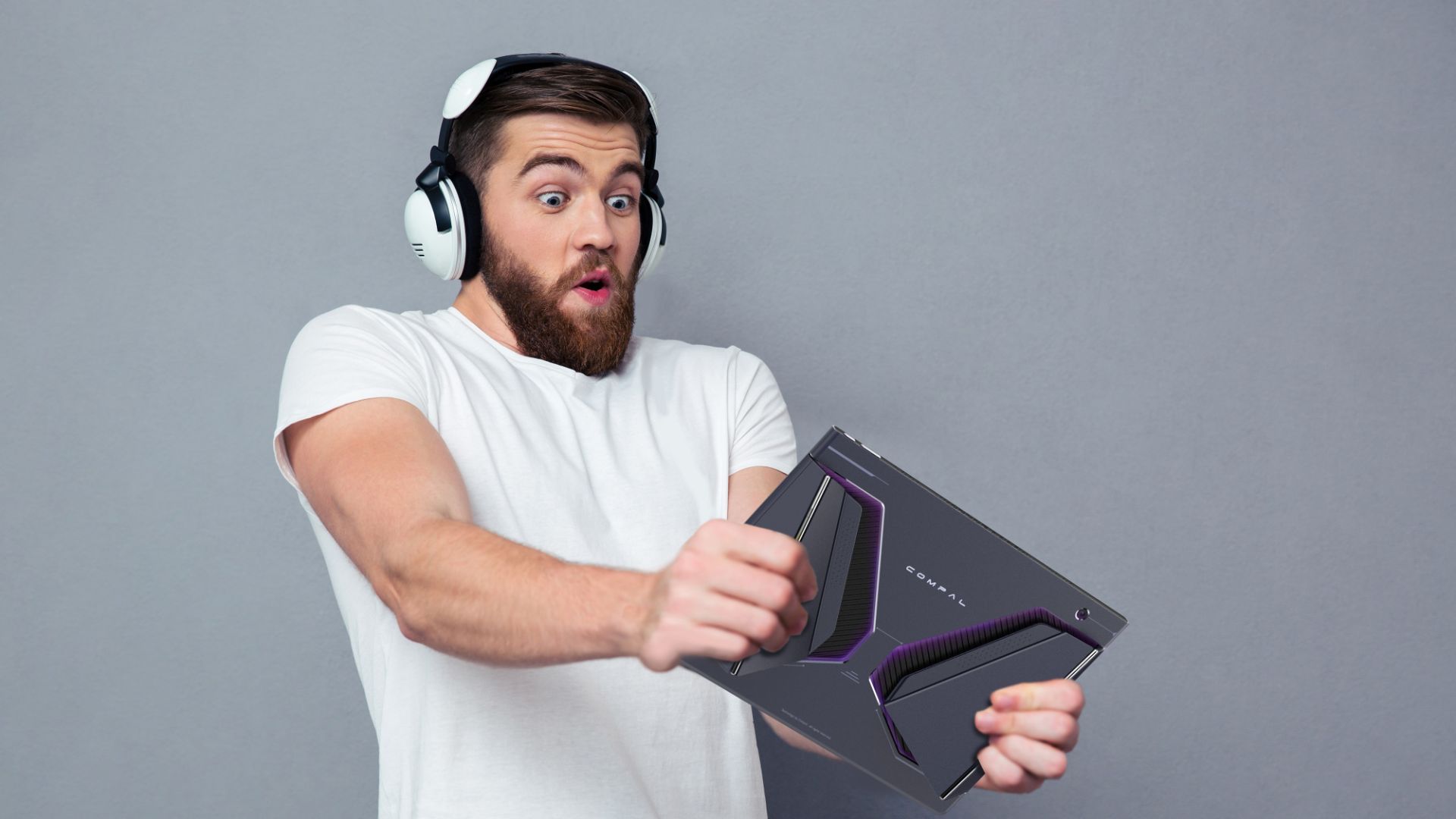 مردی در حال بازی با کنترلرهای تبلت گیمینگ Rover Play