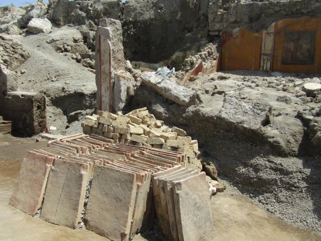 کاشی‌های سرامیکی سقف و بلوک‌ها که در یک کارگاه ساختمانی باستانی در پمپئی کاوش شده‌اند.