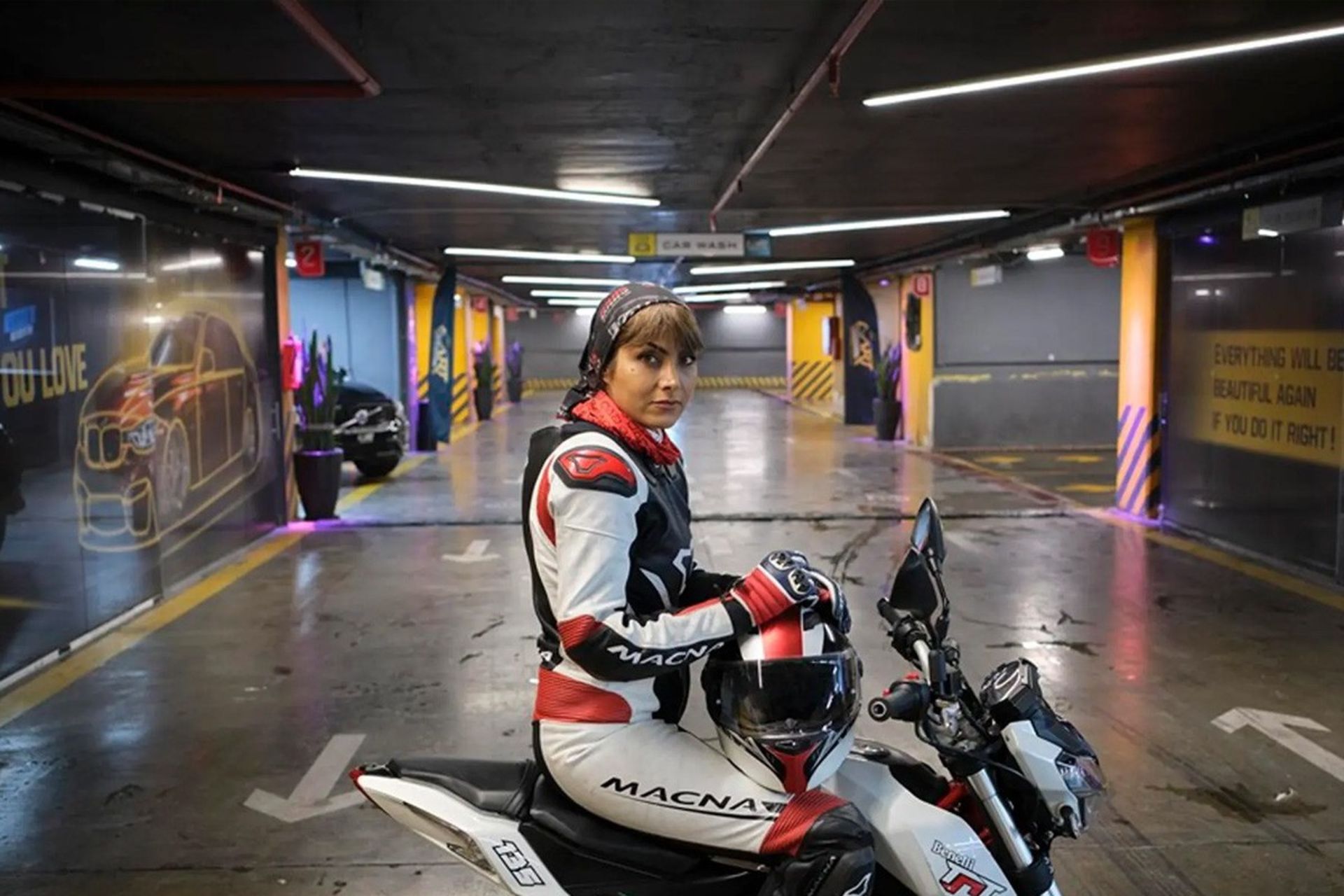 زنی موتورسوار