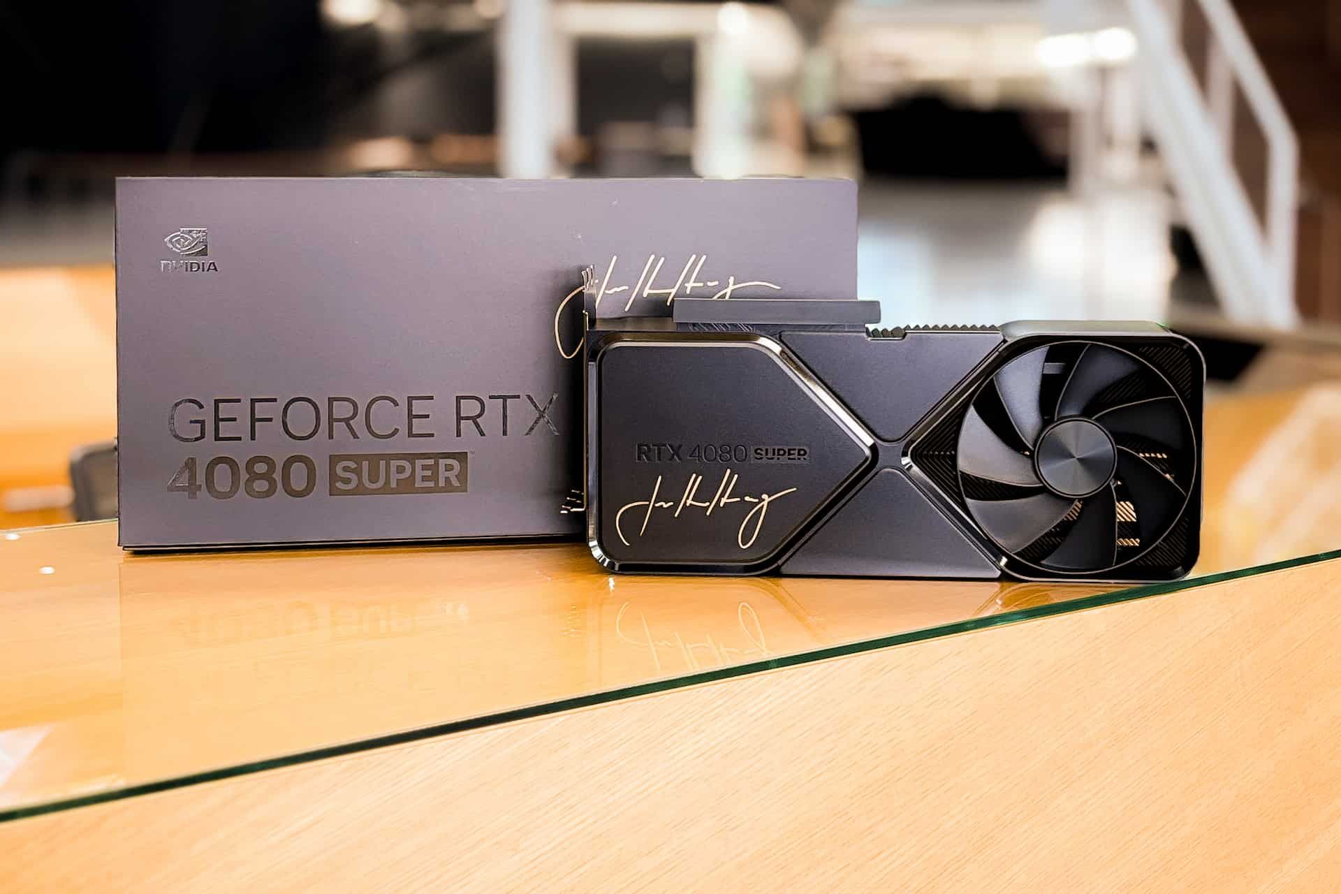 کارت گرافیک rtx 4080 super به روی میز