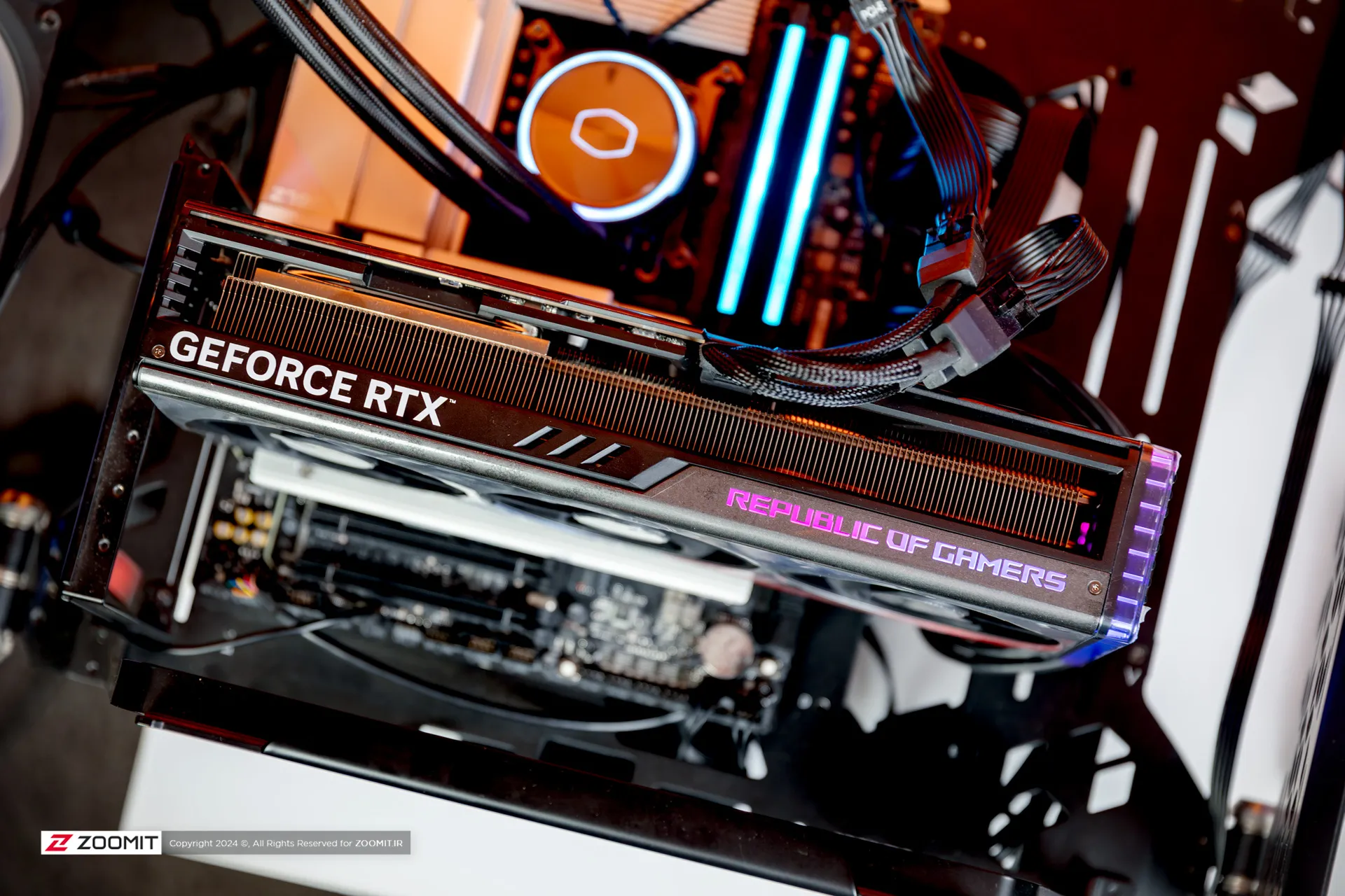 کارت گرافیک RTX 4080 Super درون سیستم تست بنچ