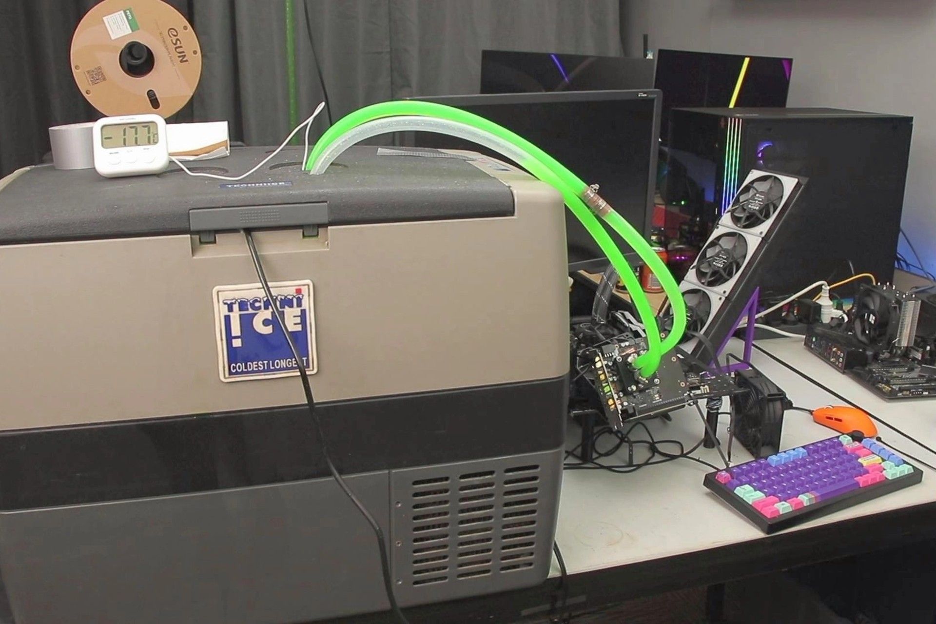 کارت گرافیک و یخچال سفری روی میز