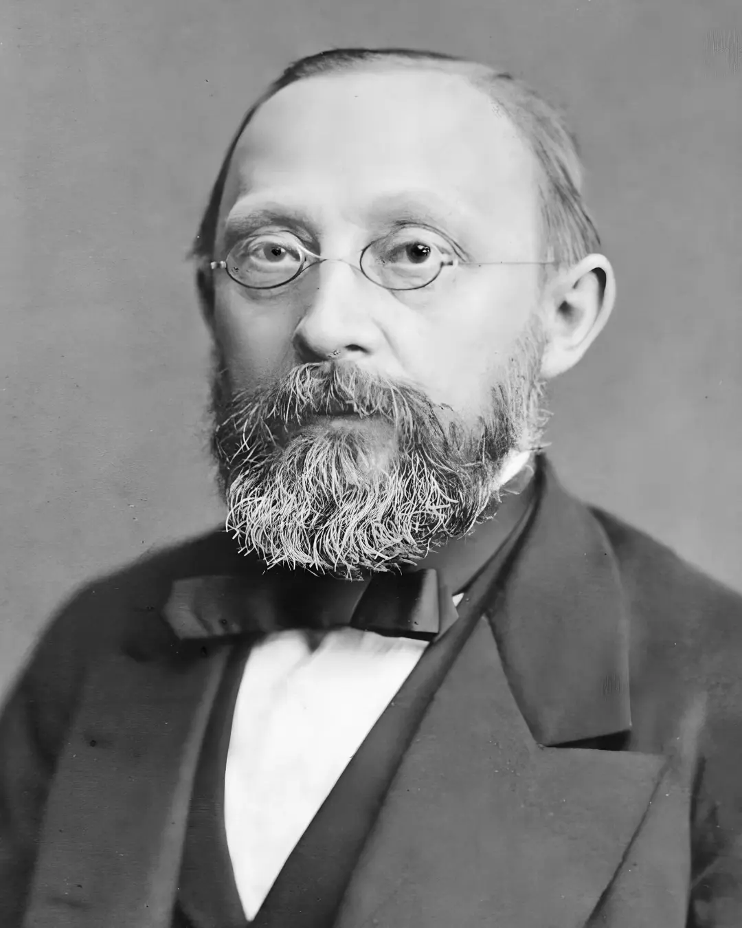 رودلف ویرشو (Rudolf Virchow) با عینک و ریش پرپشت