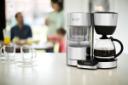 قهوه ساز راسل هابز Russell Hobbs Clarity 20771-56 نمای جلو روی میز