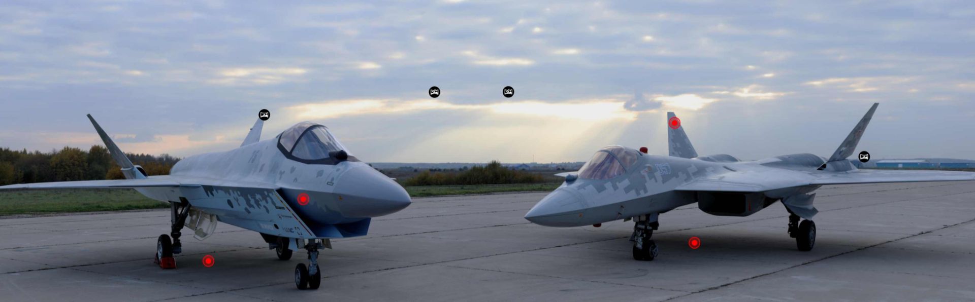 جنگنده‌ی سوخو ۷۵ و ۵۷ از نمای جلو در باند فرود