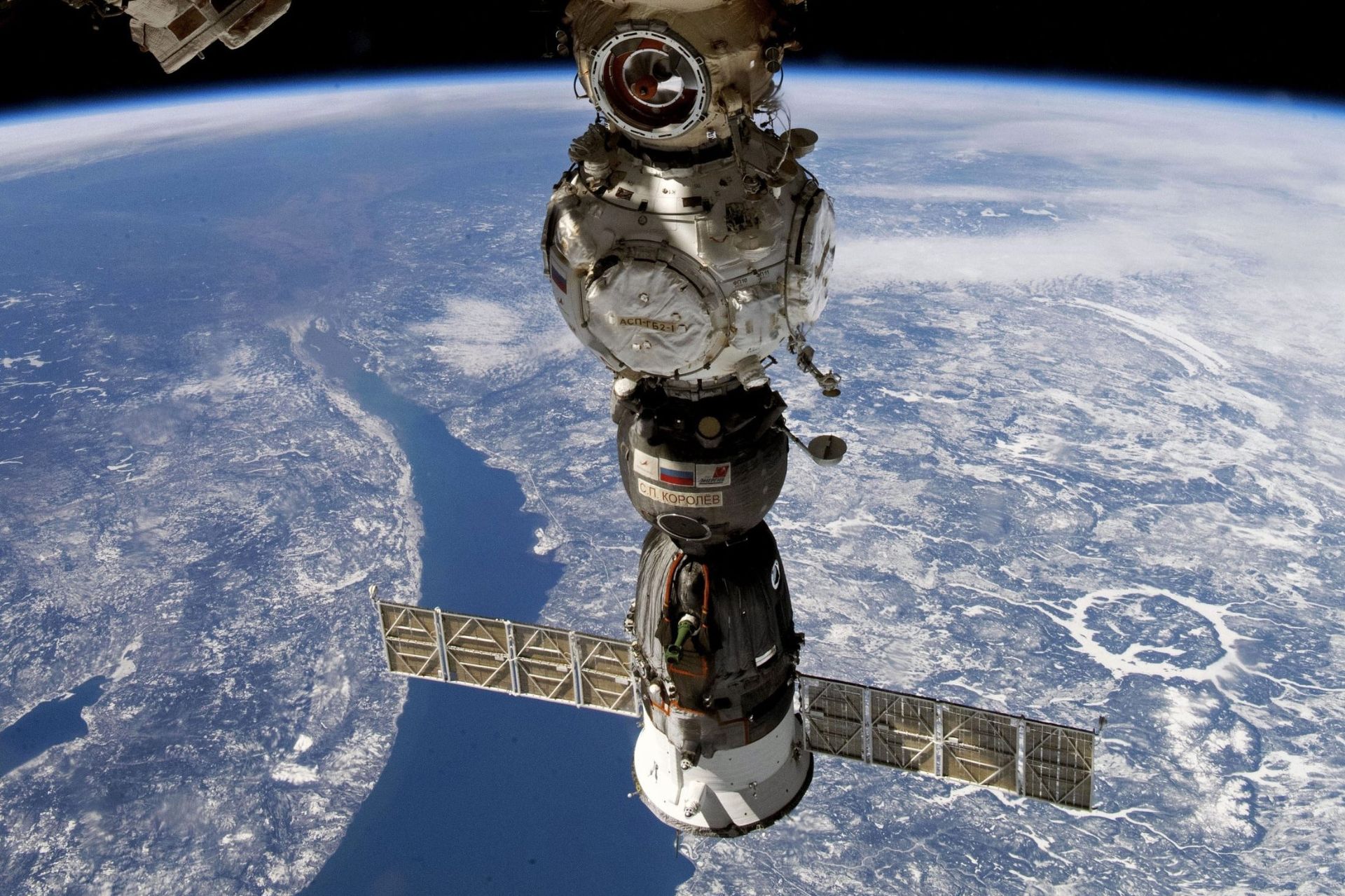 فضاپیمای سایوز متصل به ایستگاه فضایی بین‌المللی برفراز زمین