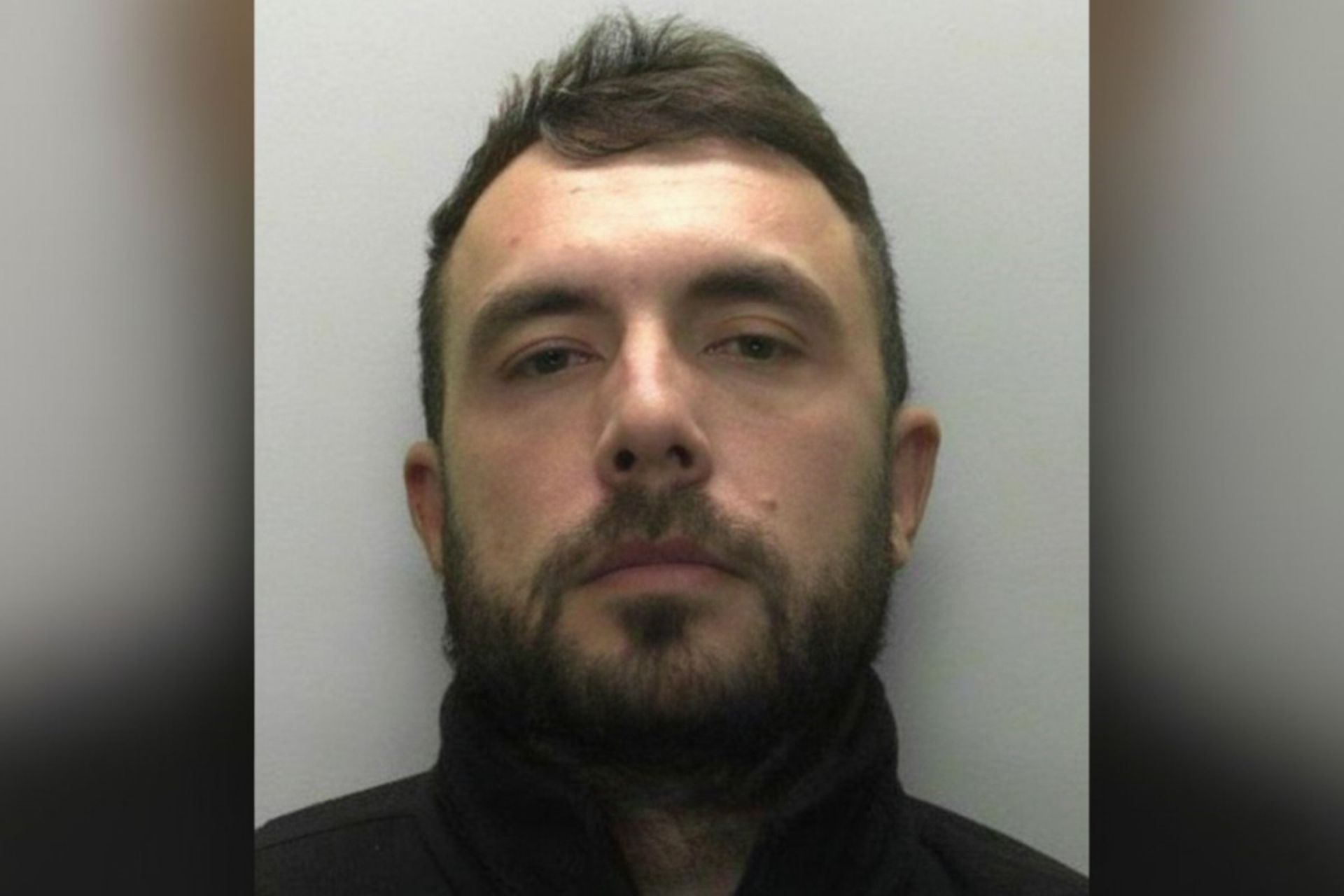 چهره‌ی یک مرد ۳۶ ساله در اداره‌ی پلیس