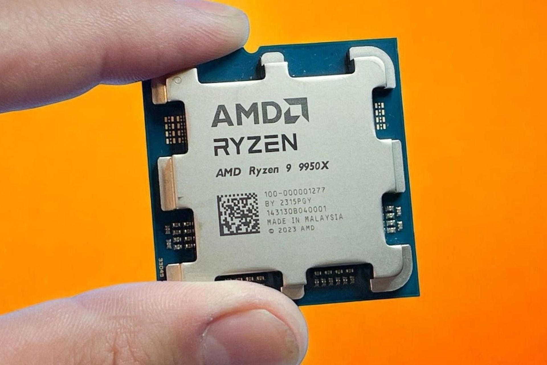 پردازنده AMD Ryzen 9 9950x در دست