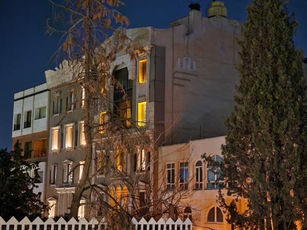 عکس دوربین ۳ برابری گلکسی اس ۲۲ اولترا در تاریکی