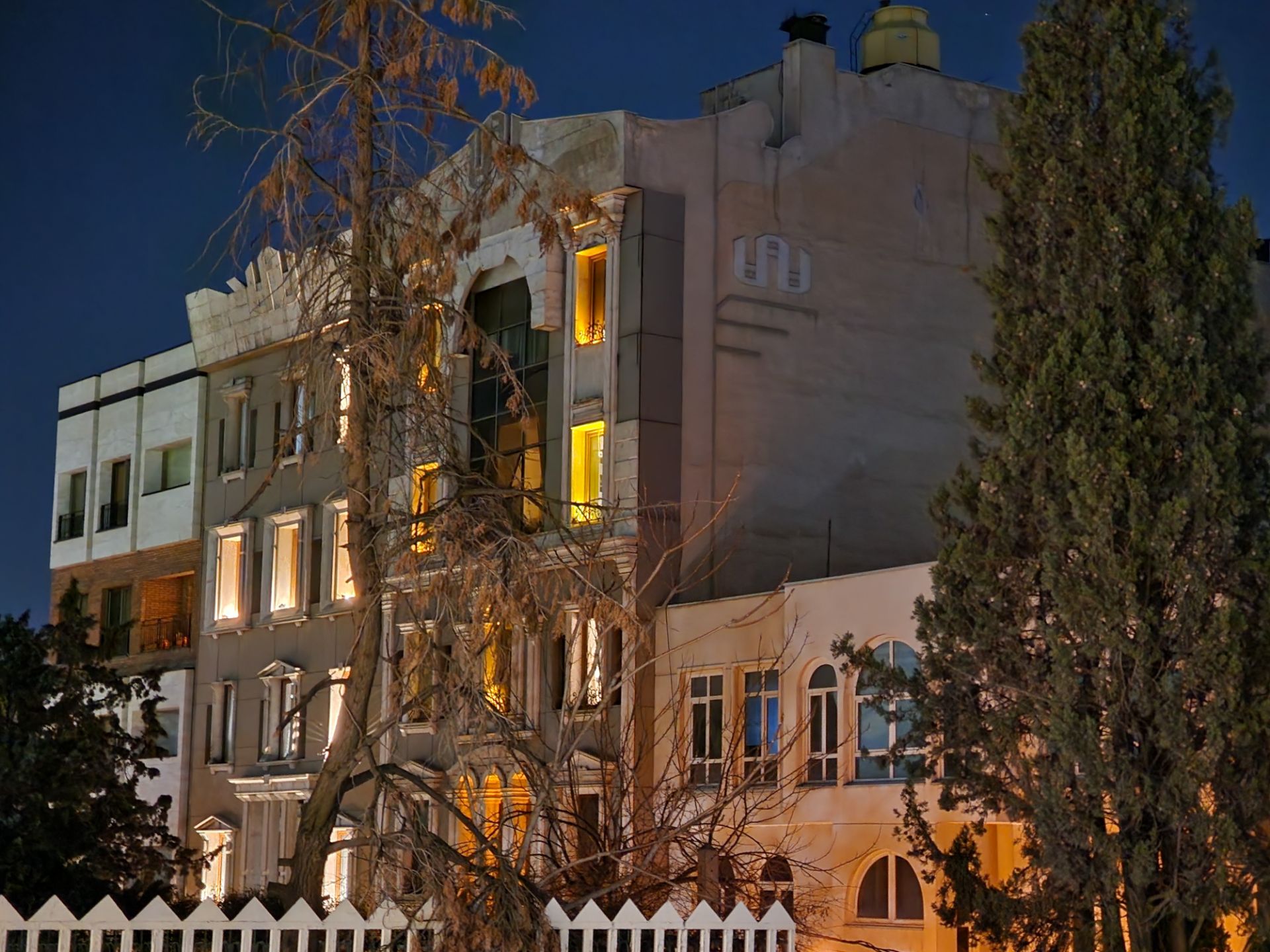 عکس دوربین ۳ برابری گلکسی اس ۲۲ اولترا در تاریکی