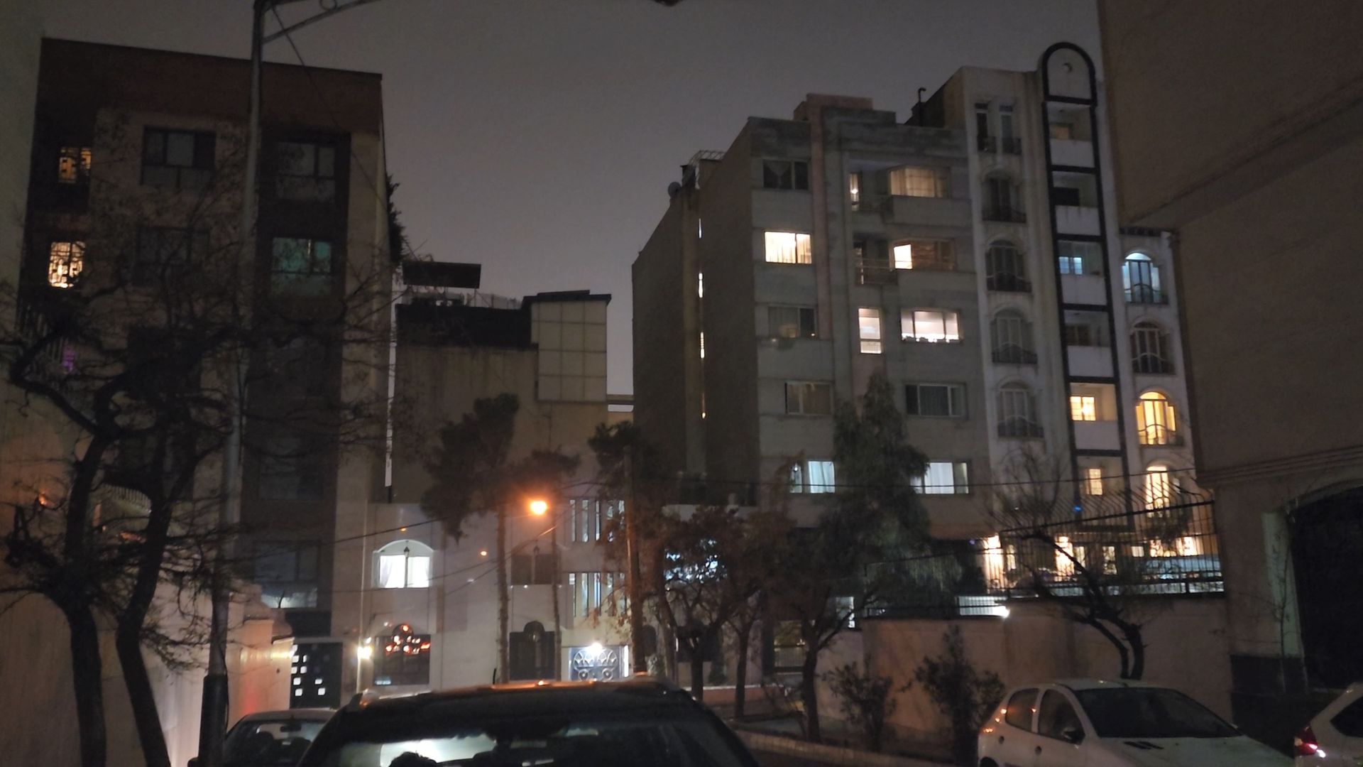 فریمی از ویدیوی گلکسی اس ۲۲ اولترا در تاریکی