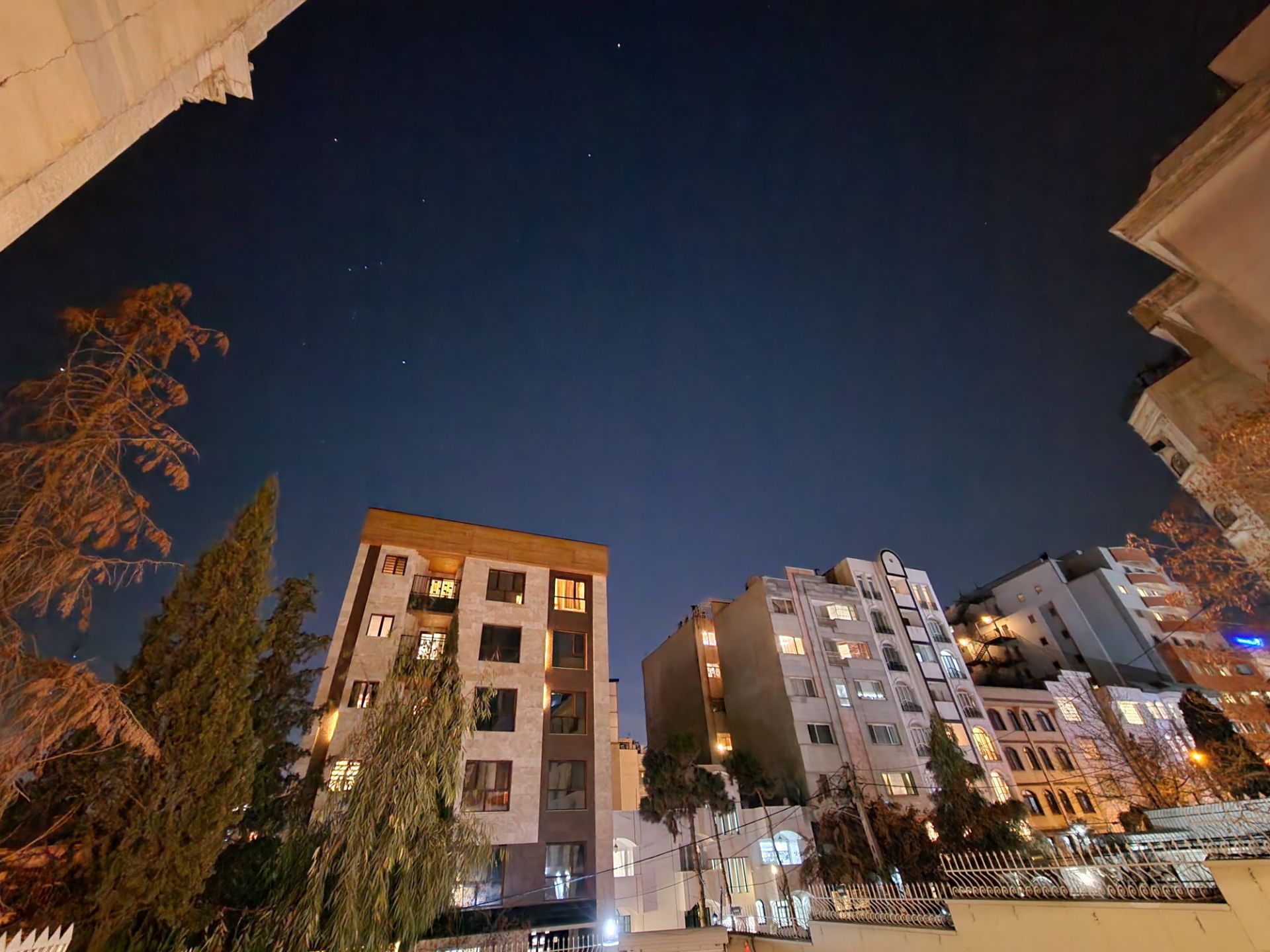 عکس اولتراواید گلکسی اس ۲۲ اولترا در تاریکی