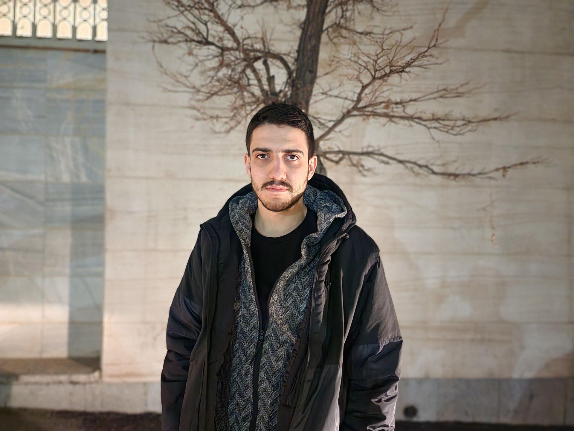 عکس پرتره یک برابری گلکسی اس ۲۲ اولترا در تاریکی