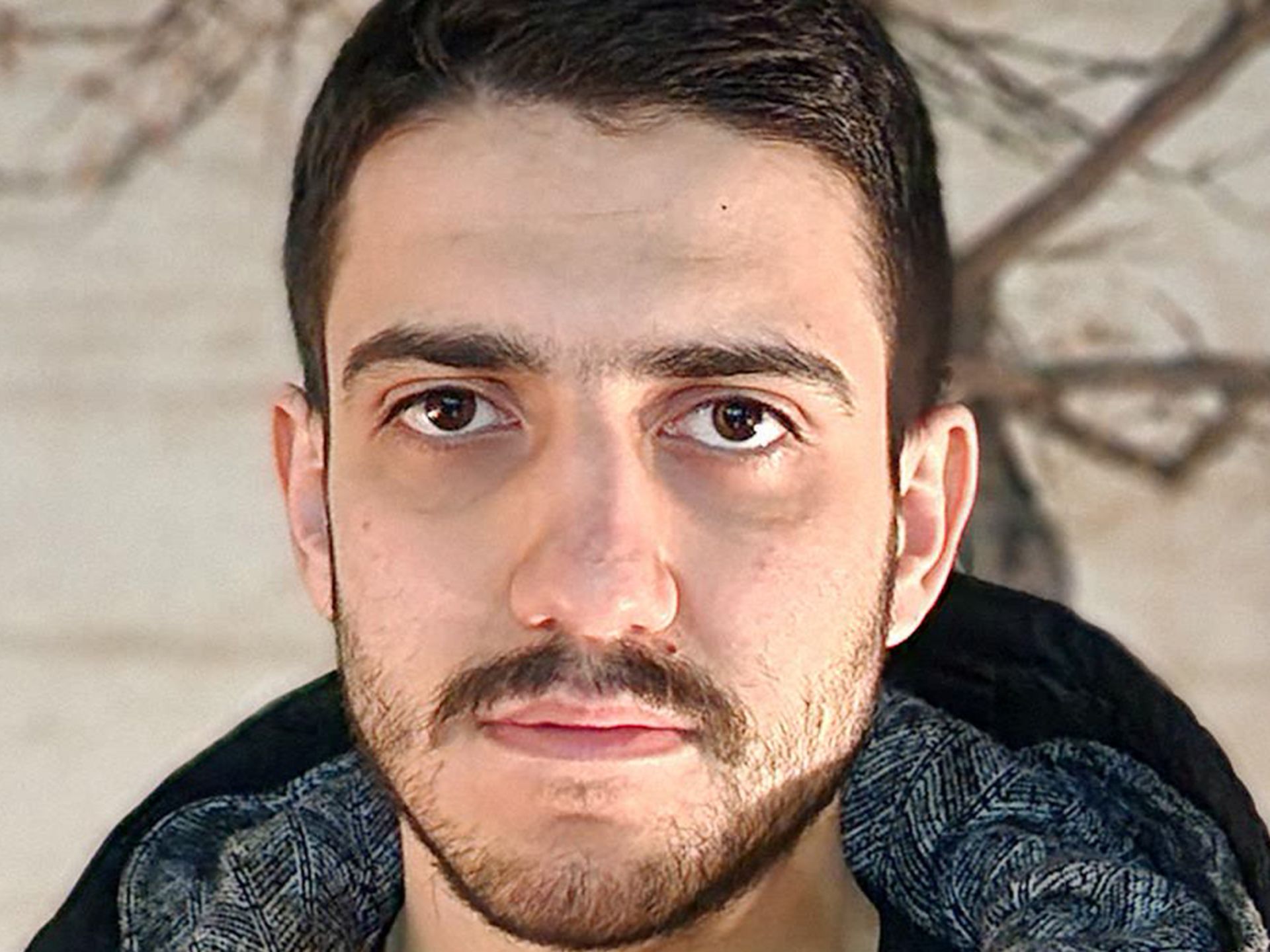 برش عکس پرتره یک برابری گلکسی اس ۲۲ اولترا در تاریکی