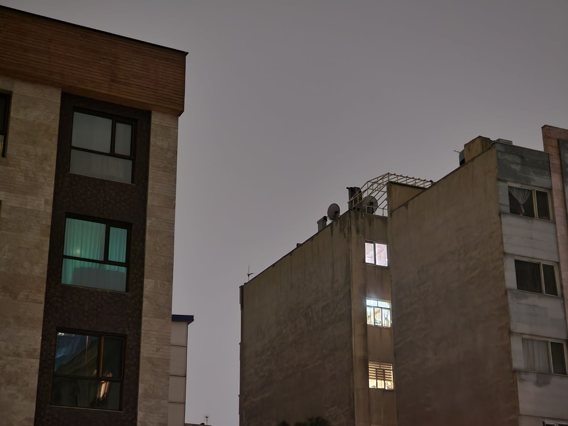 عکس ۳ برابری گلکسی اس ۲۲ اولترا در تاریکی ۱