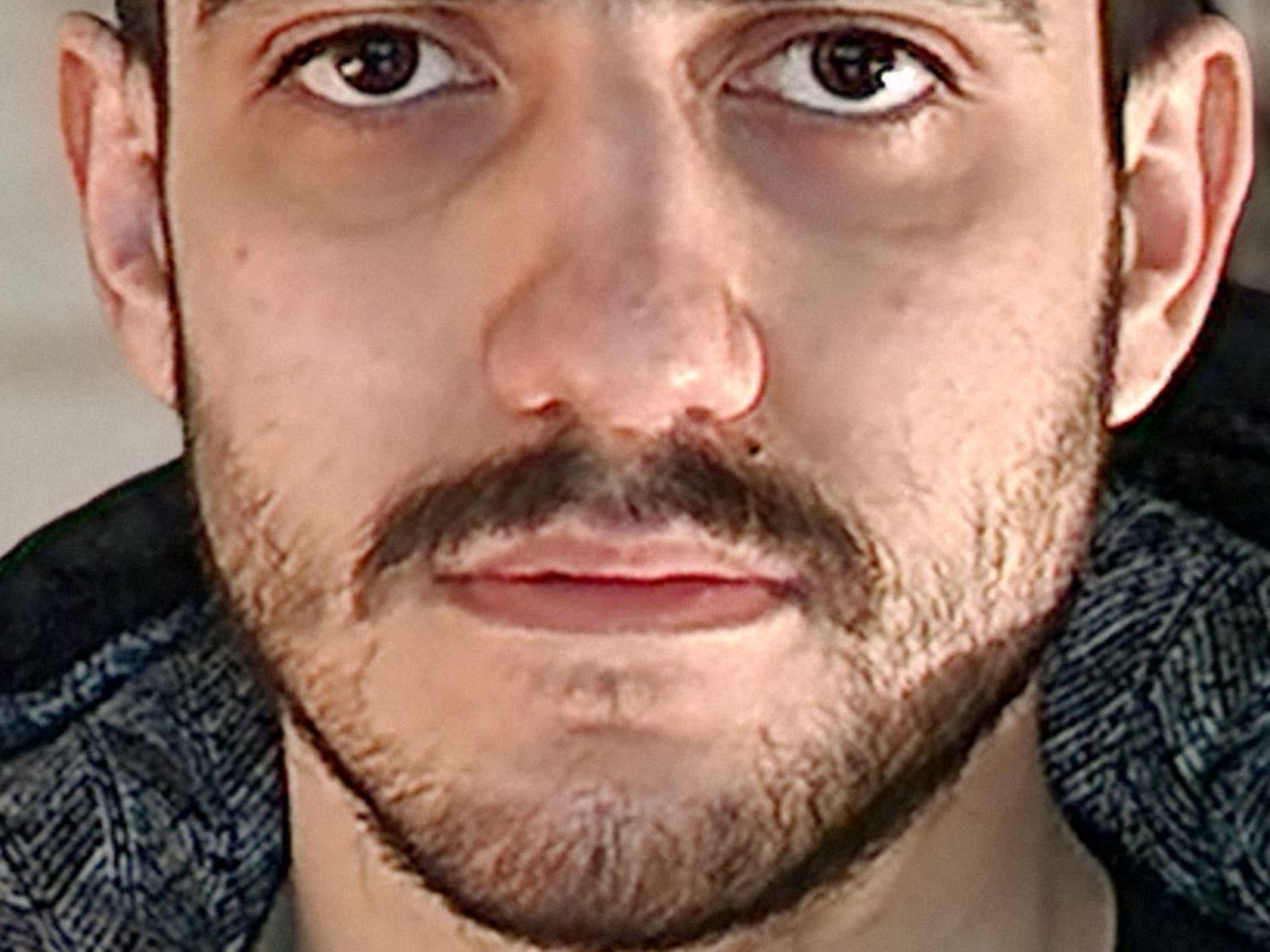 برش عکس پرتره ۳ برابری گلکسی اس ۲۲ اولترا در تاریکی