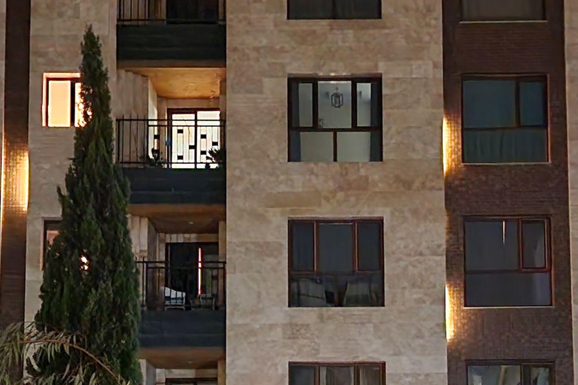 عکاسی از نورپزداری یک ساختمان در جردن