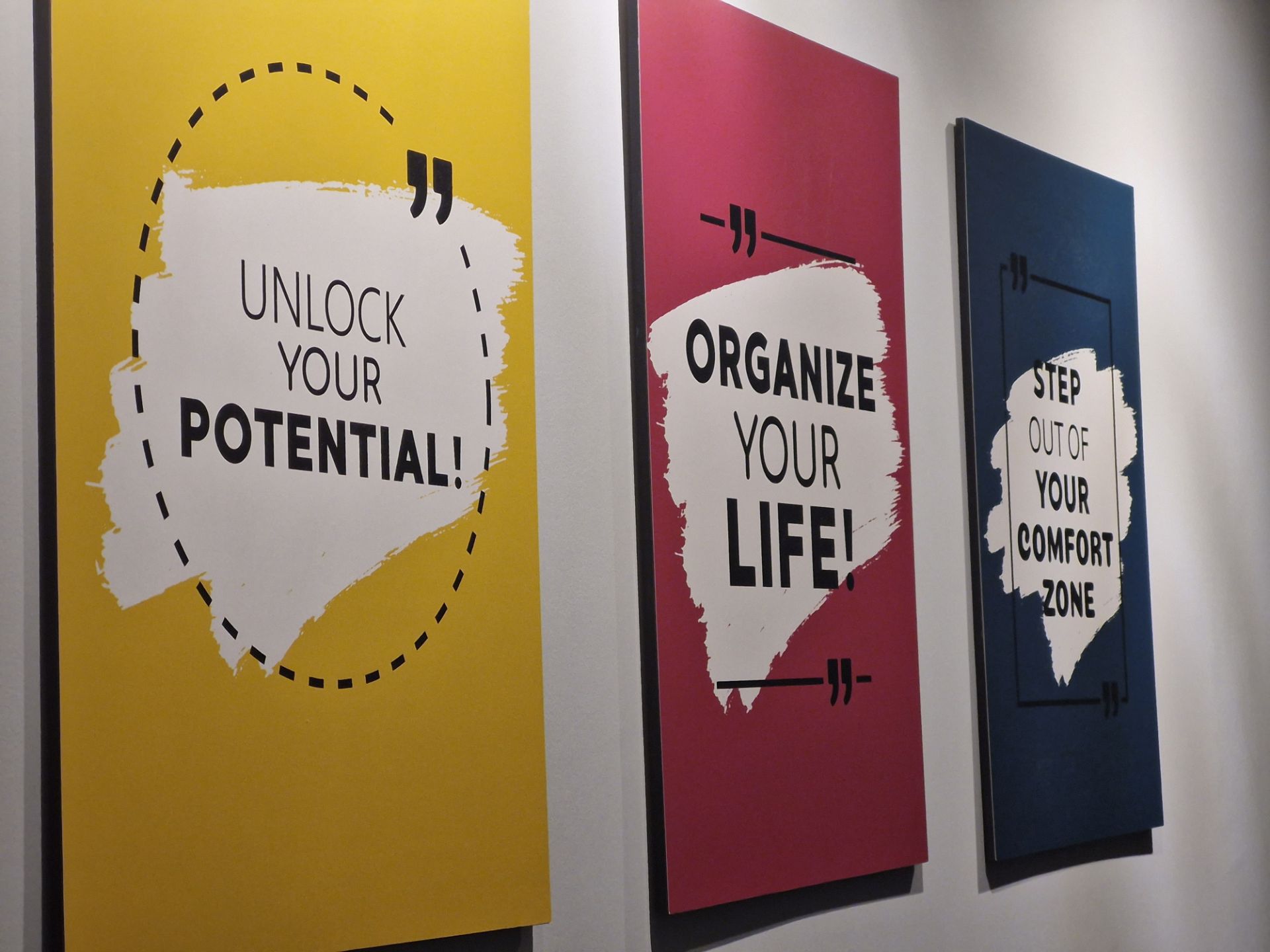 عکس با دوربین S23 FE در نور کم دفتر زومیت