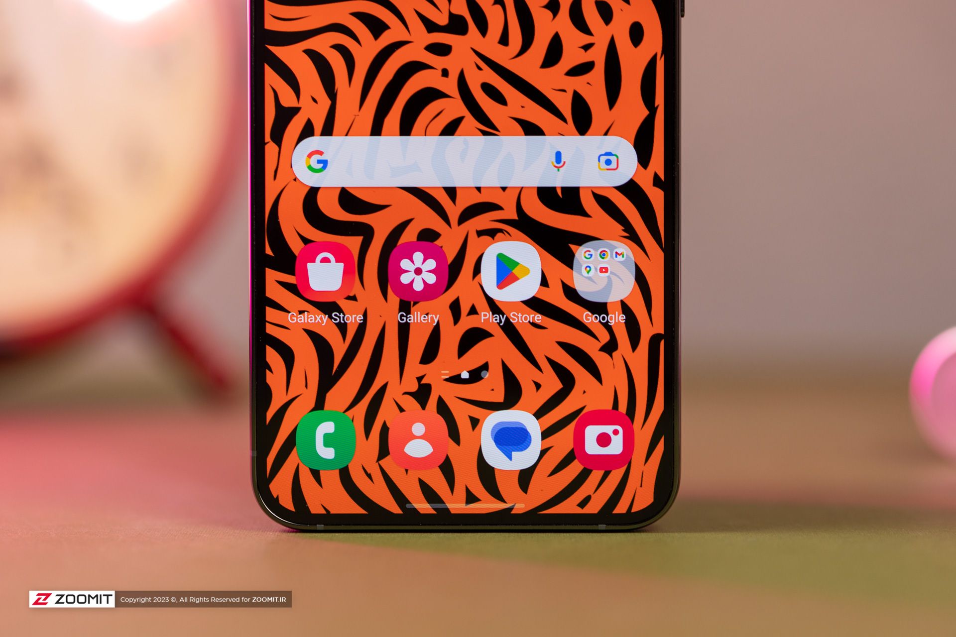 نمایی از حاشیه‌های پایین نمایشگر اس ۲۳ پلاس سامسونگ