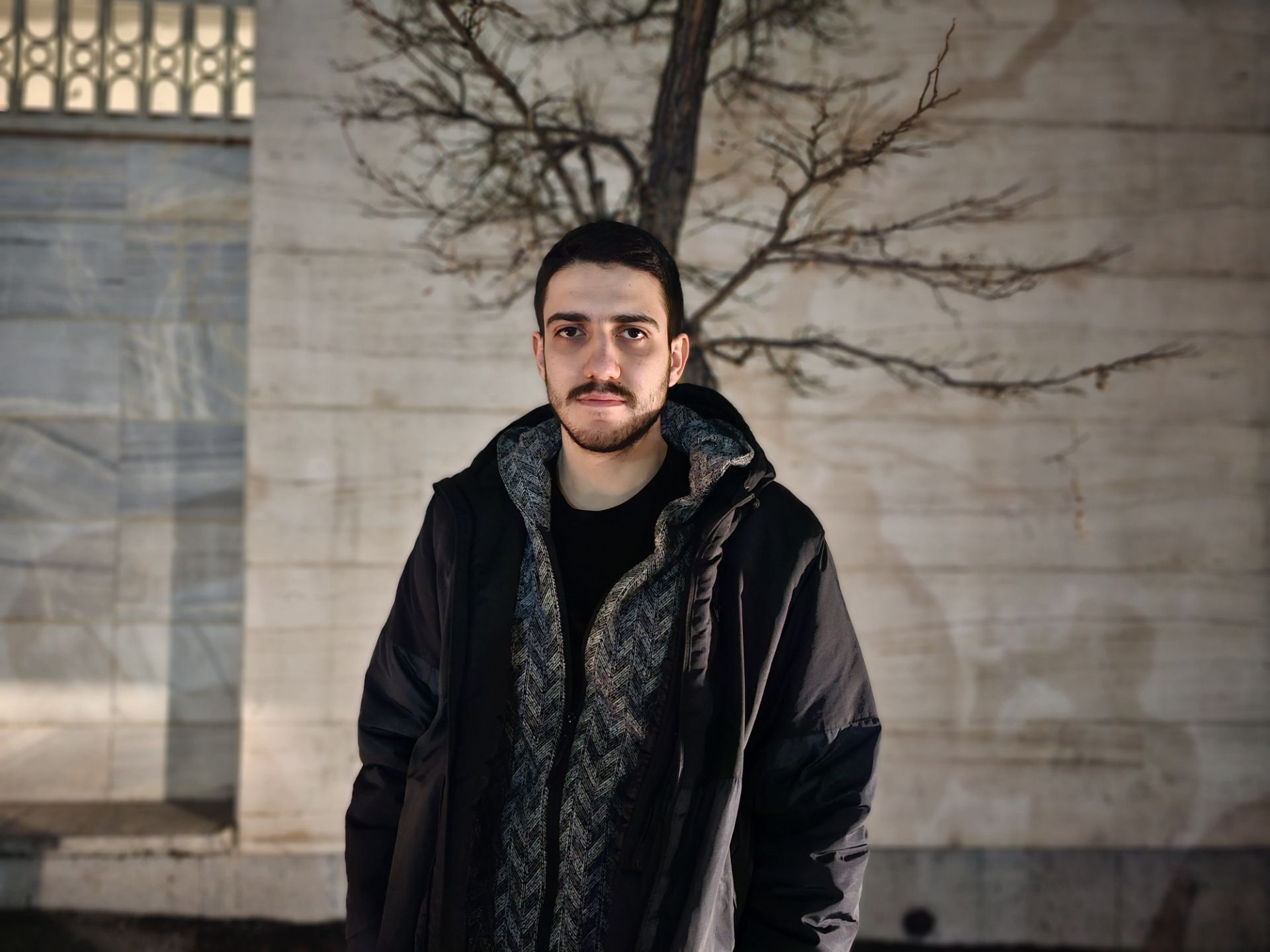 عکس پرتره یک برابری گلکسی اس ۲۳ اولترا در تاریکی