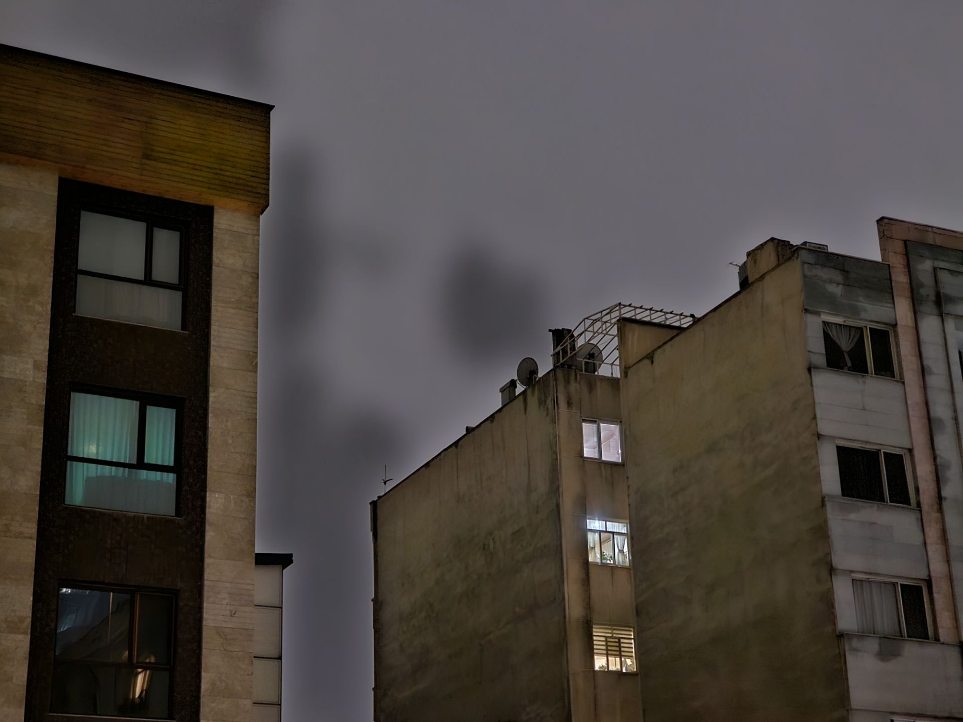 عکس ۳ برابری گلکسی اس ۲۳ اولترا در تاریکی ۱