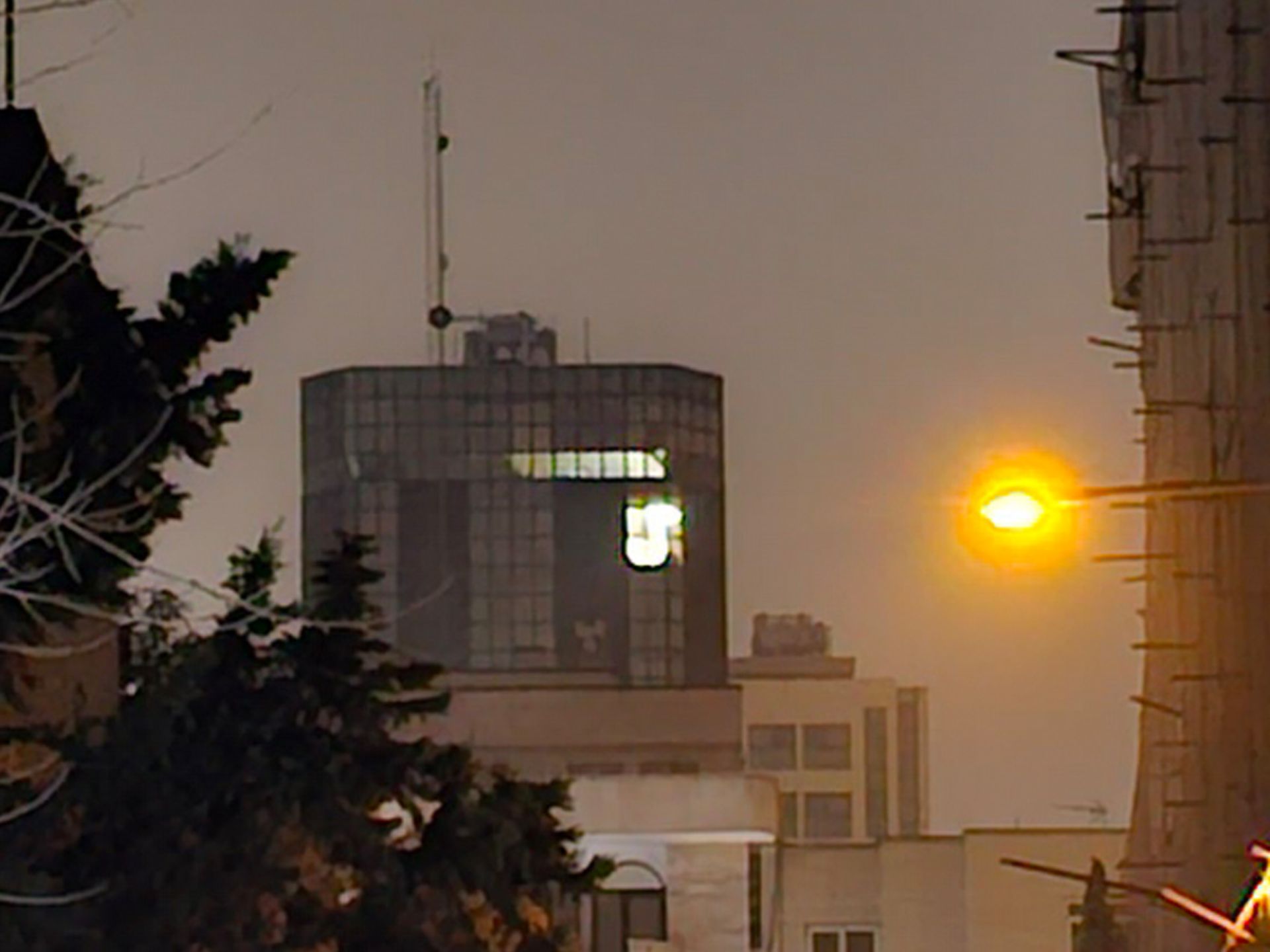 برش عکس گلکسی اس ۲۳ اولترا در تاریکی