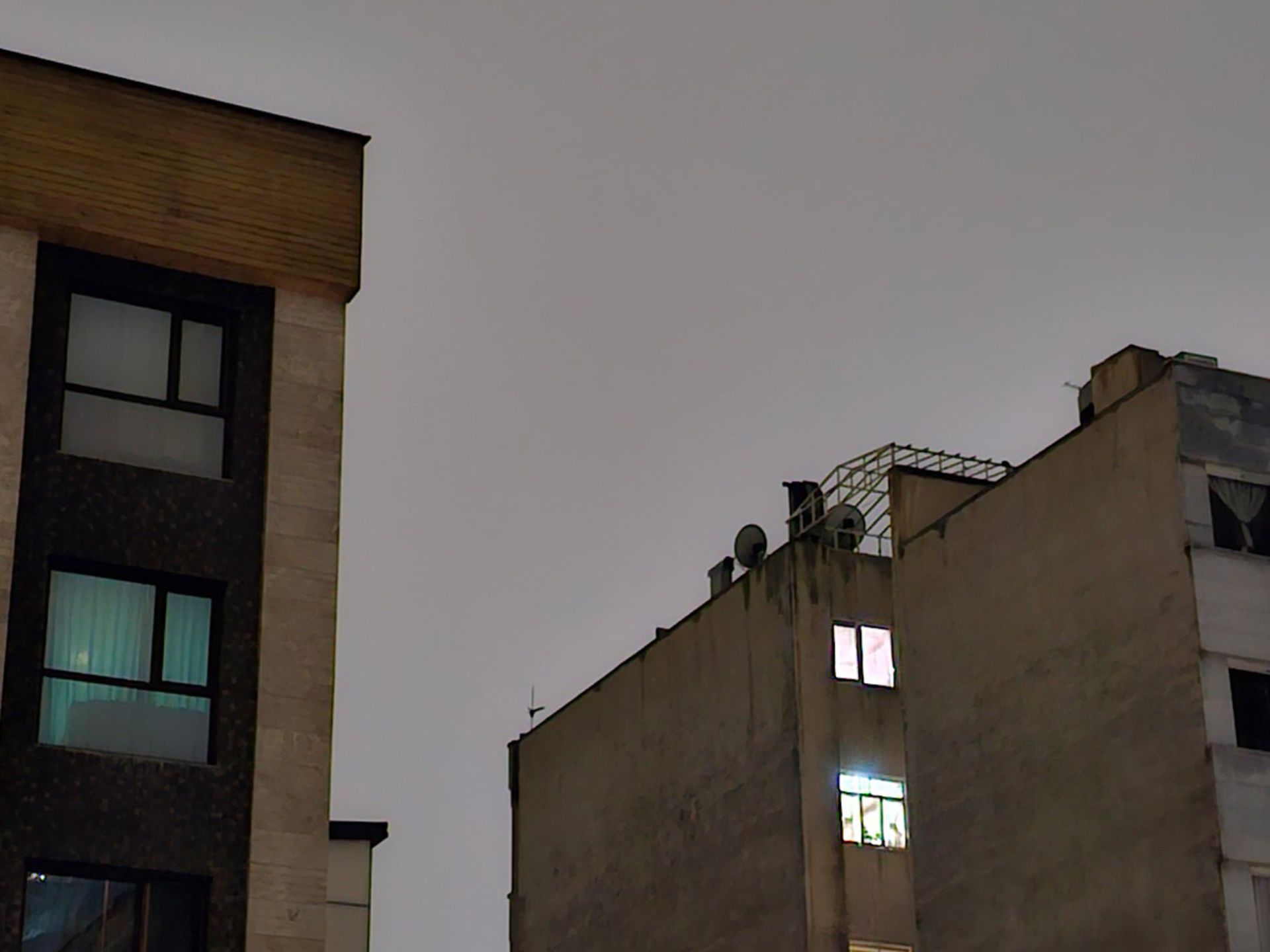 برش عکس گلکسی اس ۲۳ اولترا در تاریکی