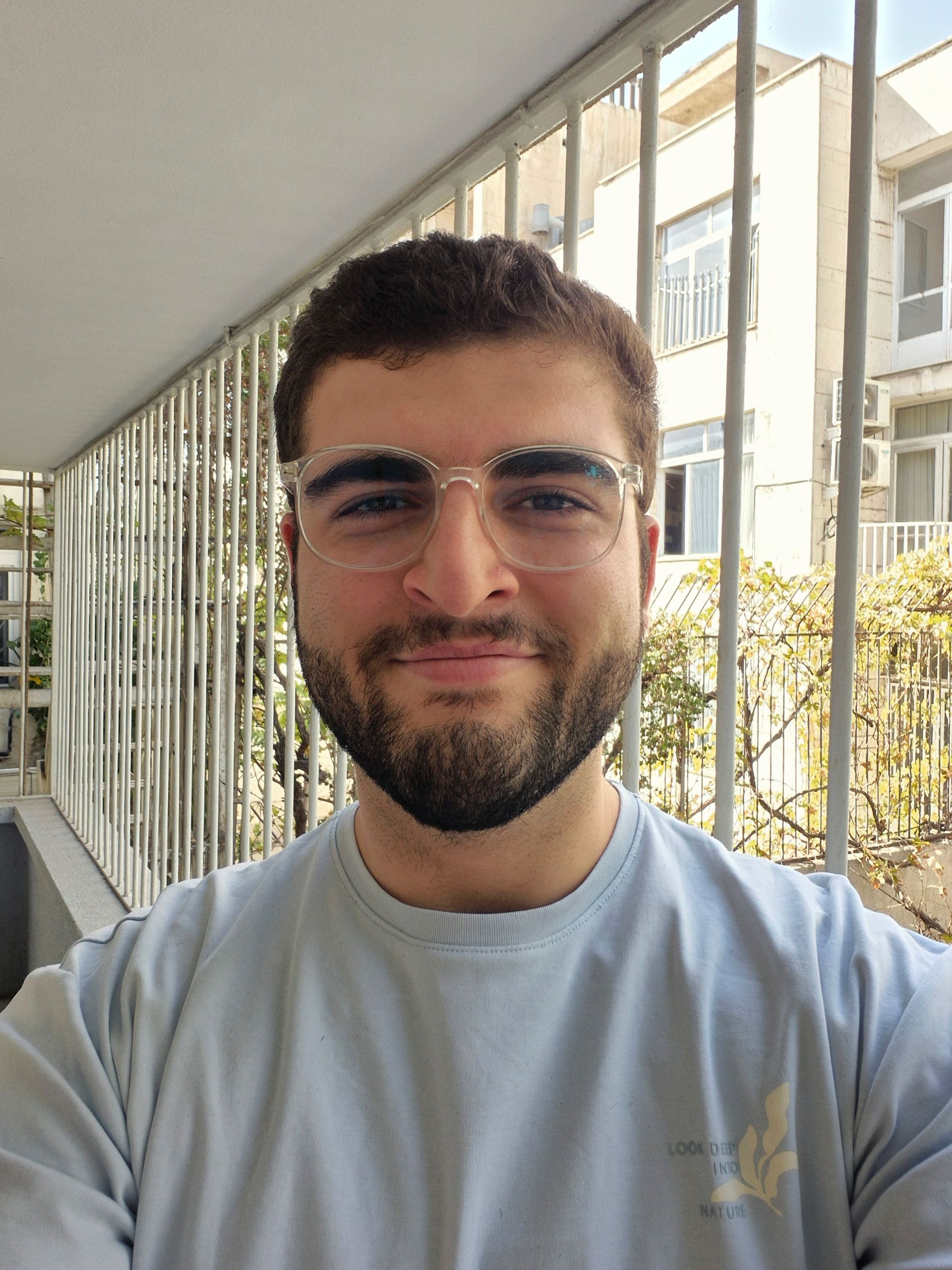 پسری با موی بور