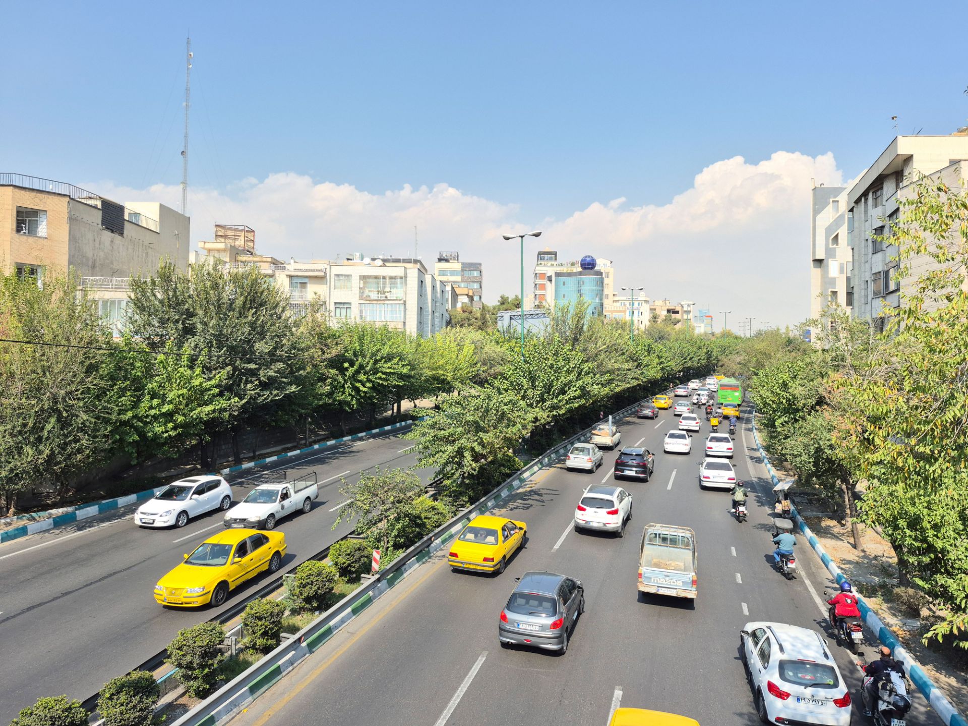 نمایی از اتوبان شلوغ