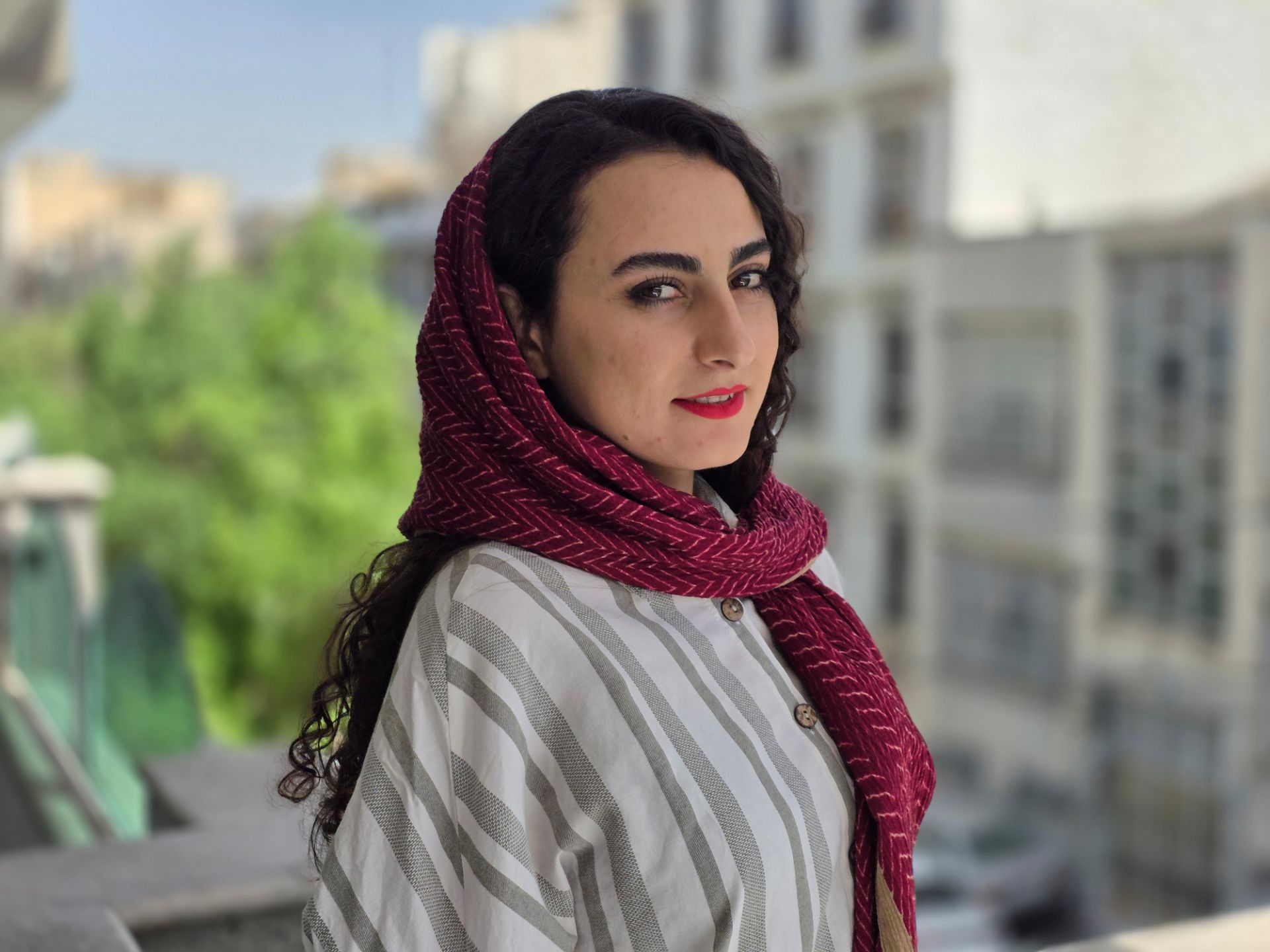 دختری با شال قرمز