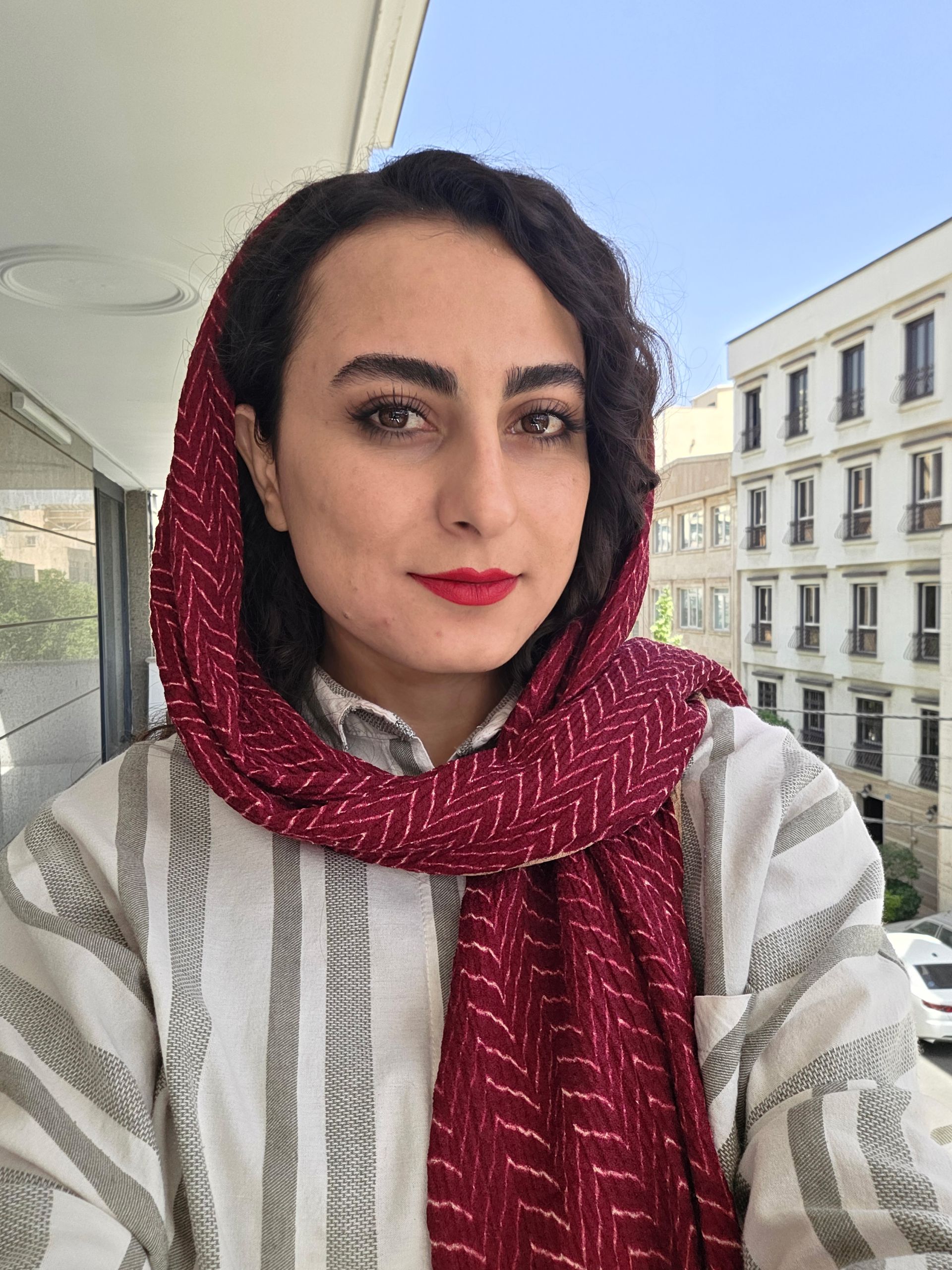 خانمی با شال قرمز