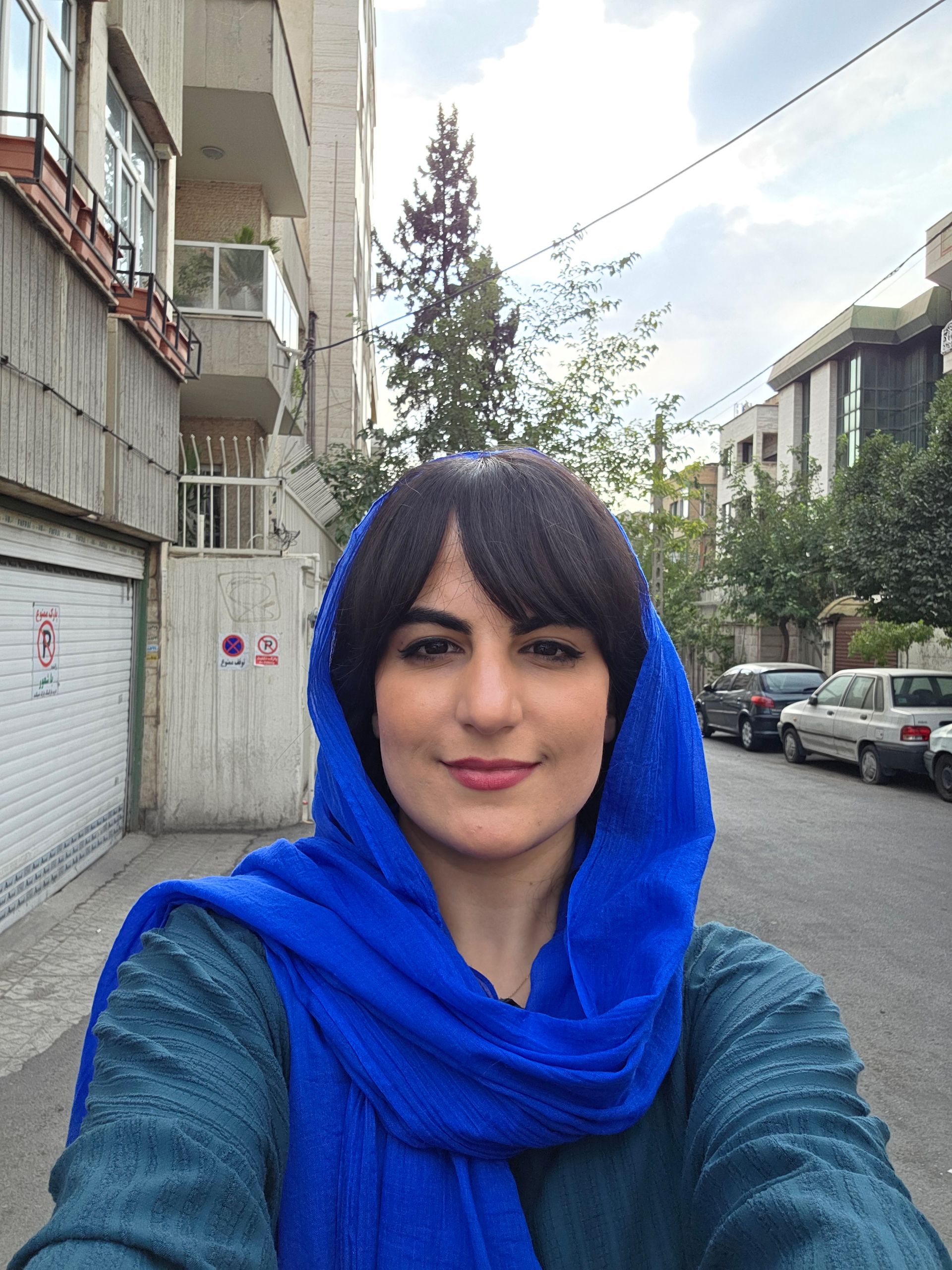 دختری با شال آبی