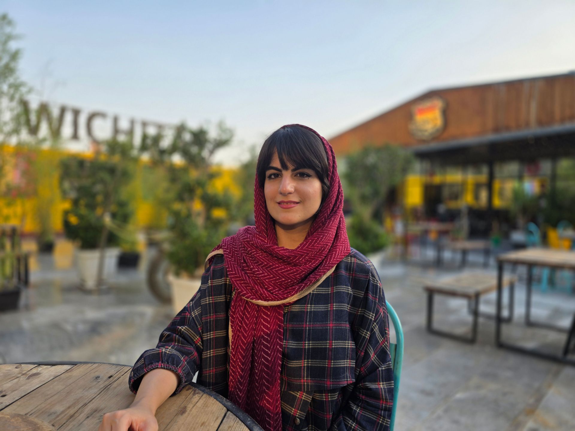 دختری نشسته در پارک