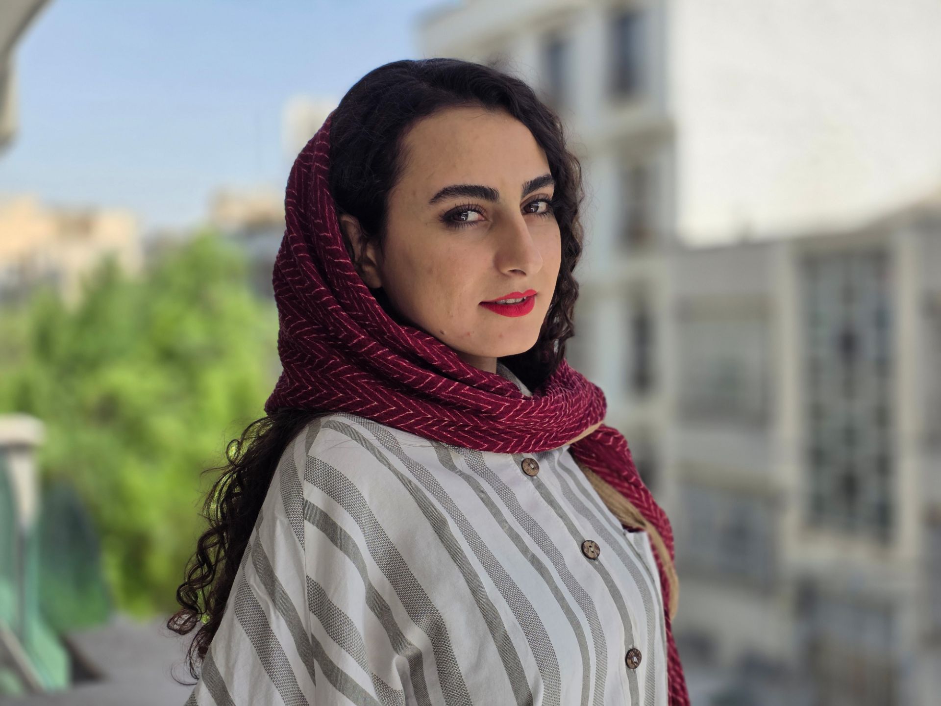 دختری با مانتوی سفید