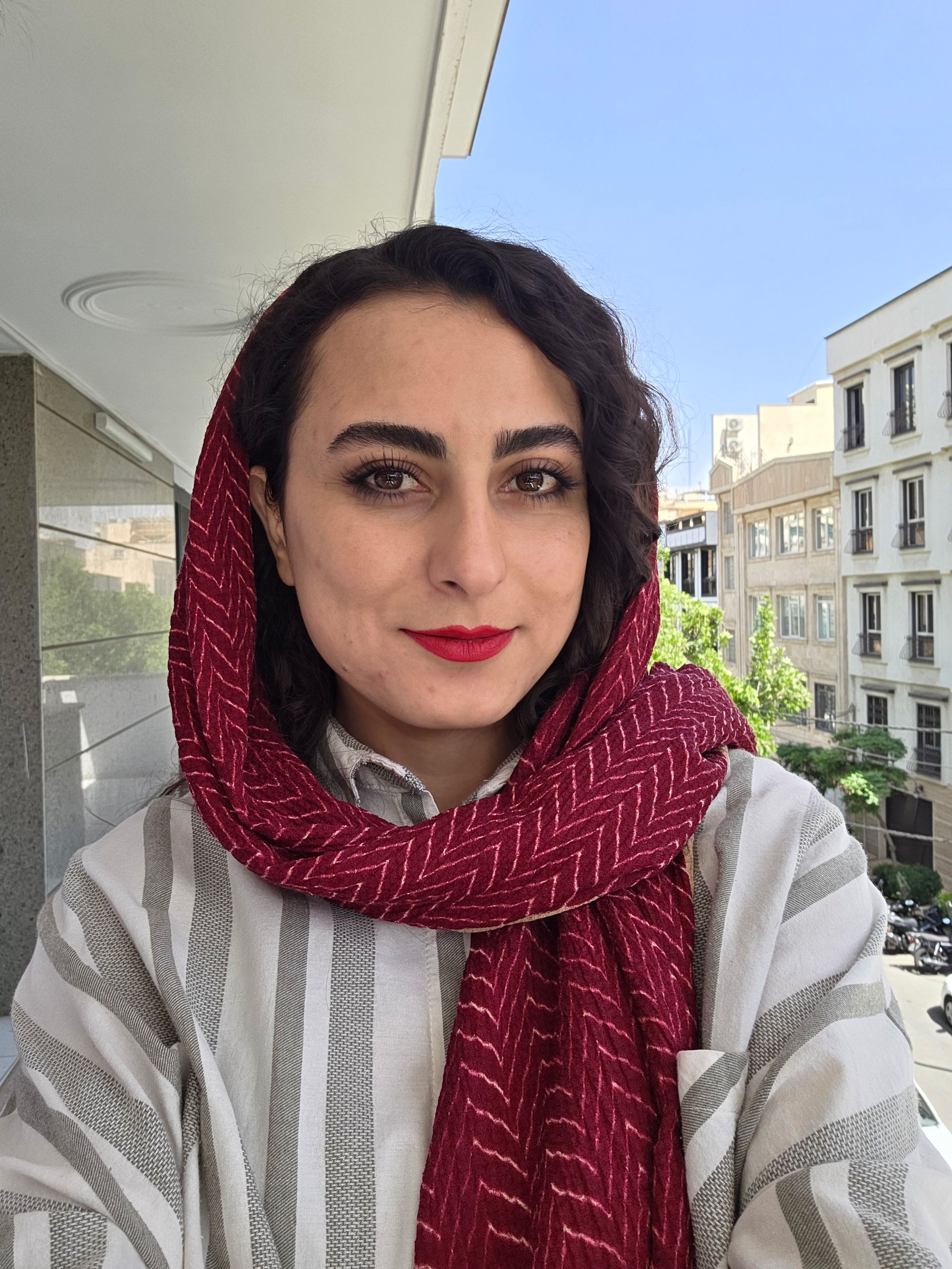 فردی با شال قرمز