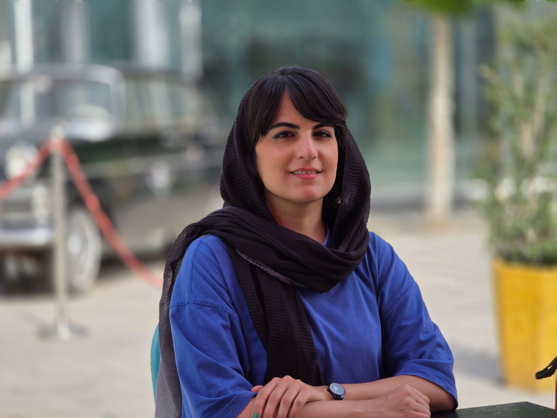 دختری با لباس آبی