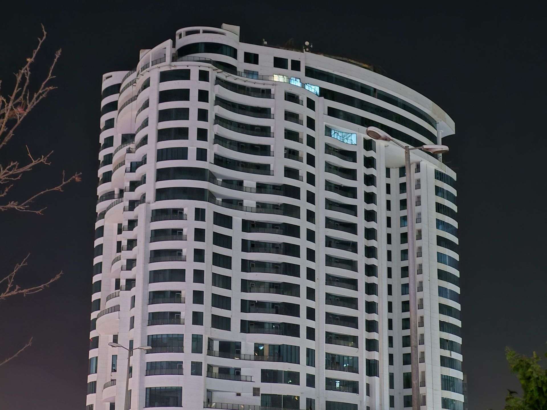 ساختمان مسکونی سفید