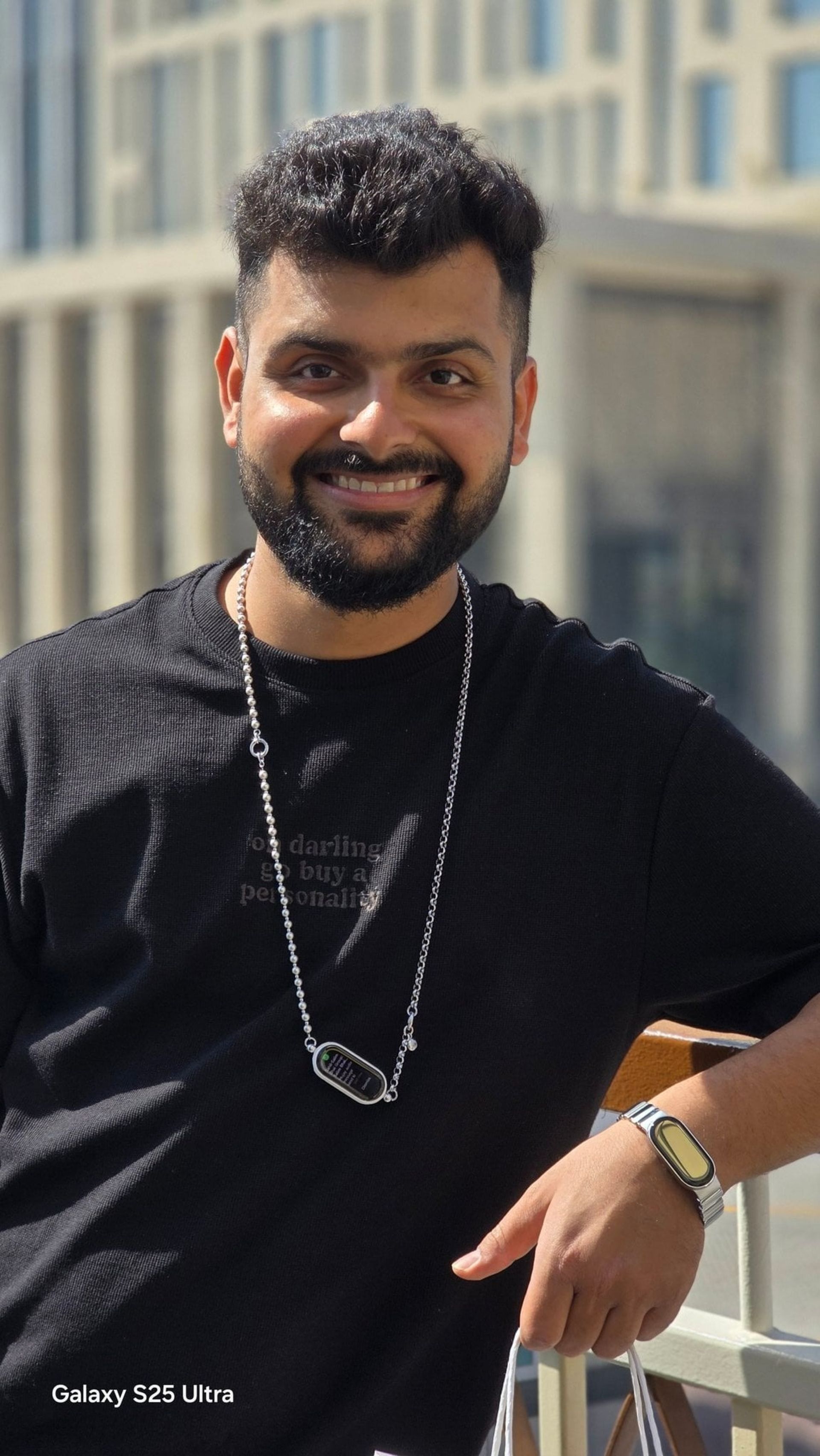 نمونه عکس گلکسی S25 اولترا از انسان با پیراهن سیاه