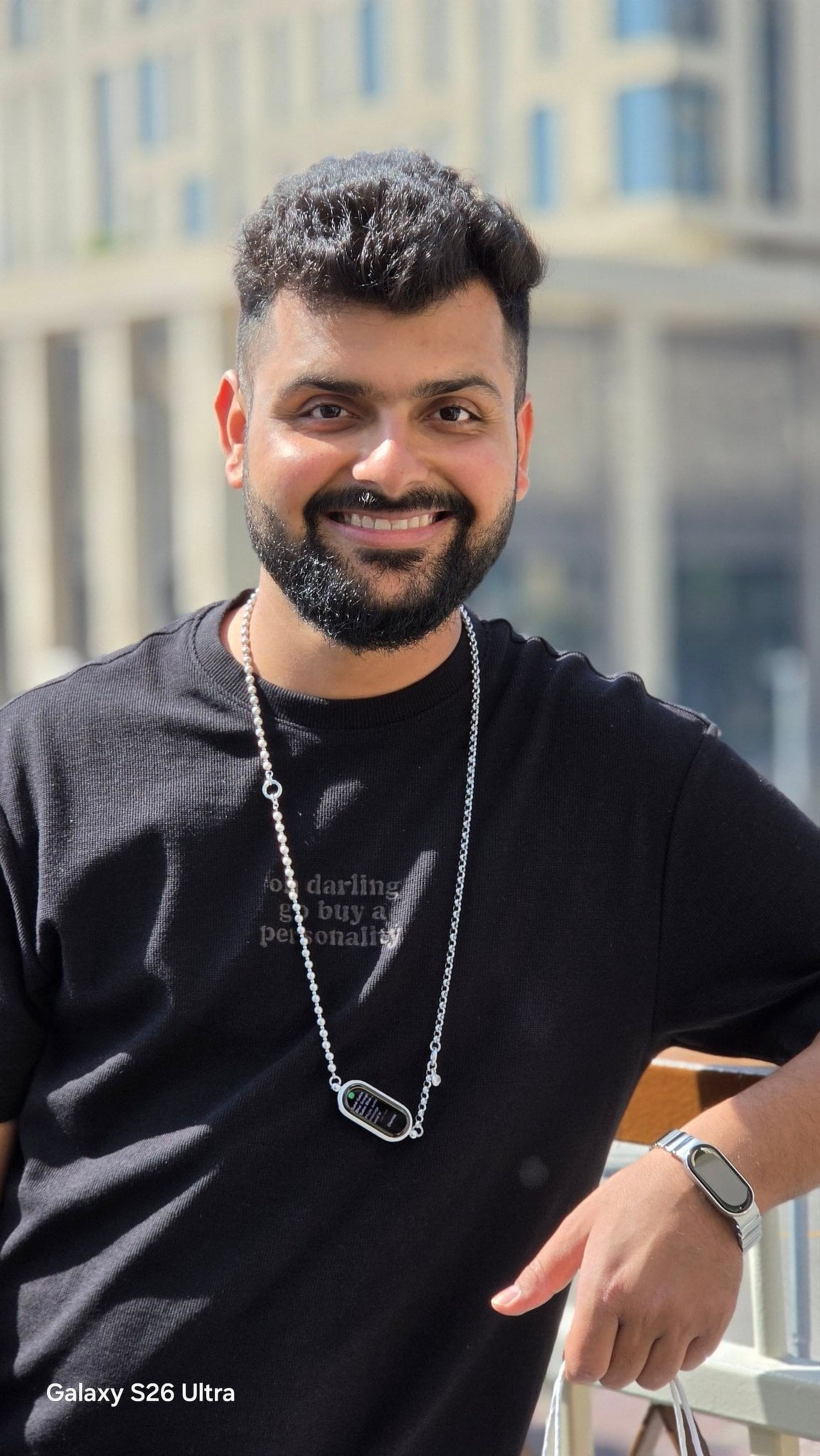 نمونه عکس گلکسی S26 اولترا از انسان با پیراهن سیاه