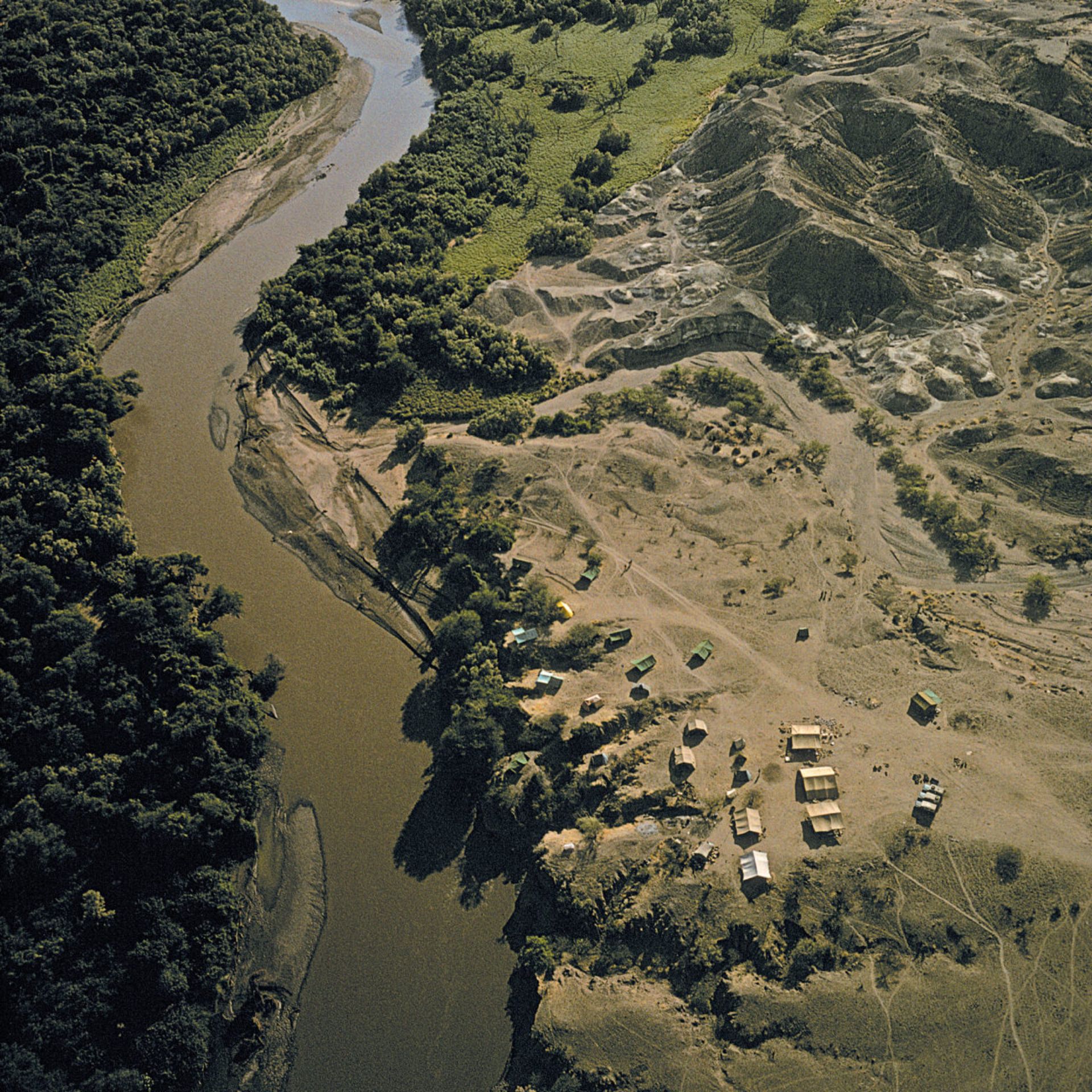 کمپ کاشفان فسیل محوطه باستان‌شناسی روستای هادر در دره آواش در منطقه‌ی مثلث عفر در اتیوپی، آفریقا.