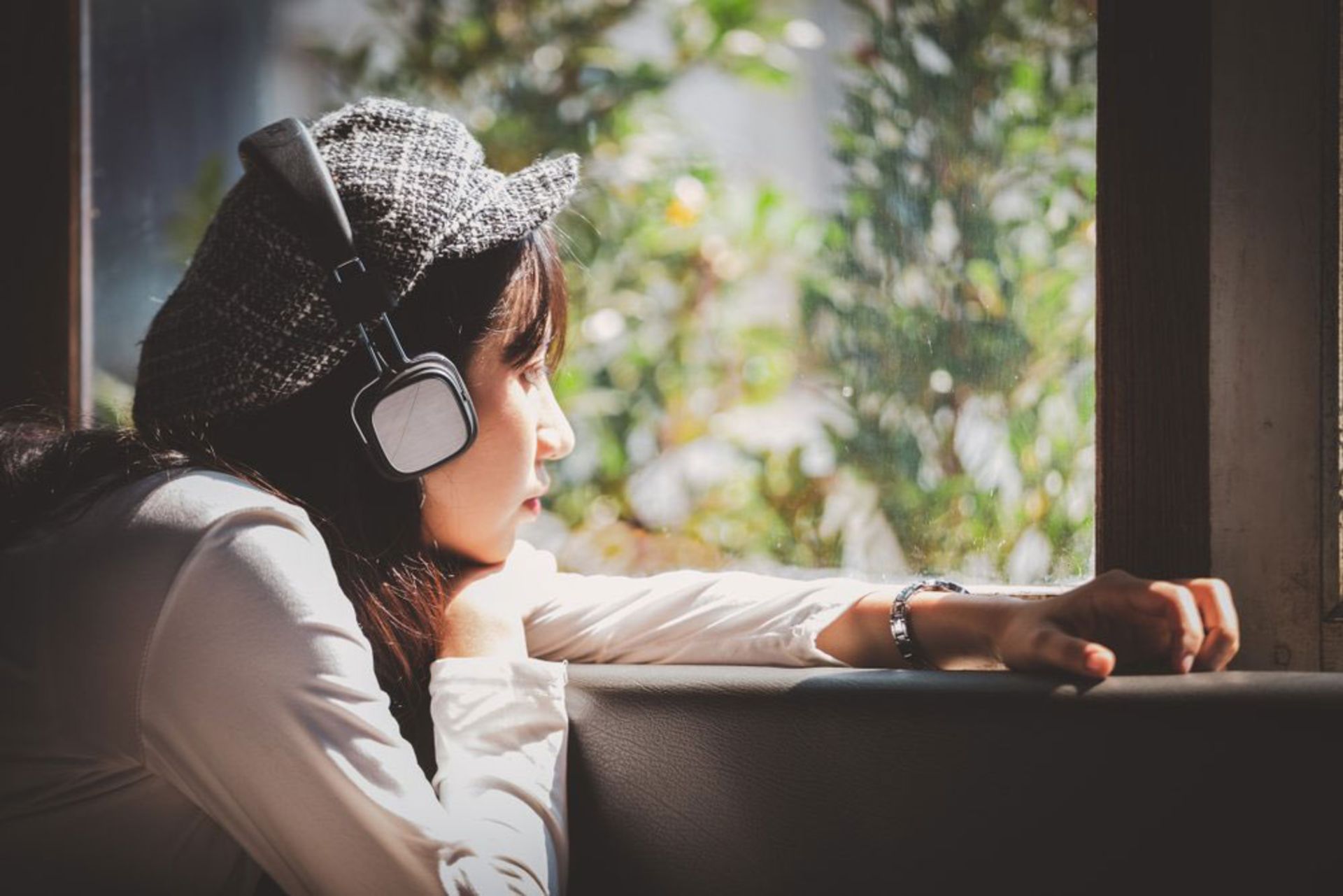 دختری در حال شنیدن موسیقی غمگین