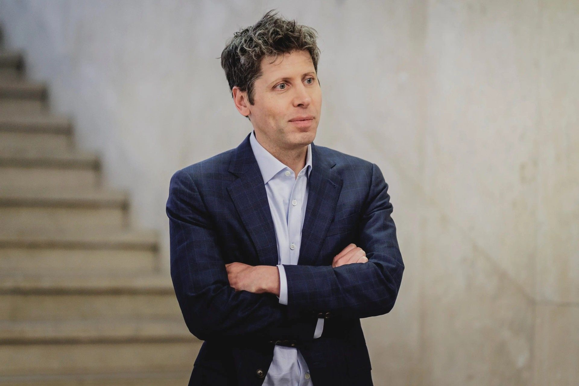 چهره‌ی مرد جوان دست‌به‌سینه با لباس رسمی