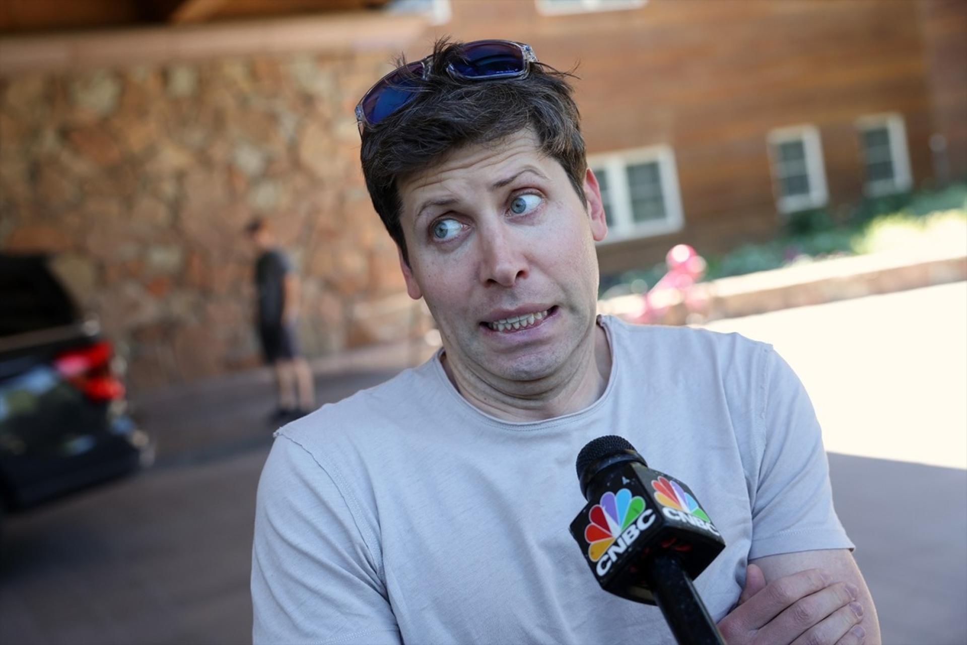 یک مرد جوان در حال مصاحبه