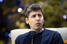 سم آلتمن (Sam Altman) مدیرعامل اوپن‌ای‌آی در حال صحبت با میکروفون