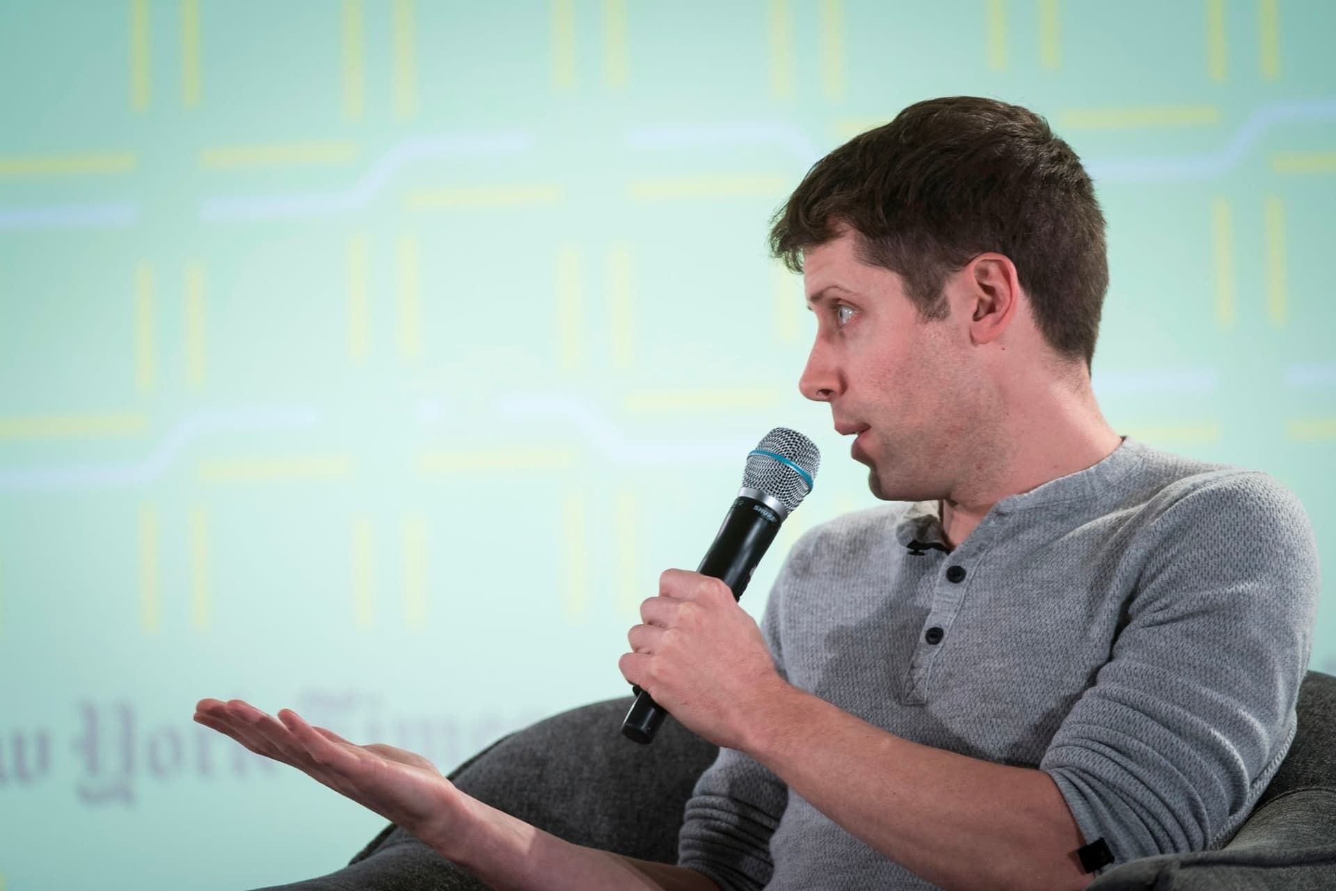 سم آلتمن / Sam Altman مدیرعامل OpenAI از نیم رخ با میکروفون