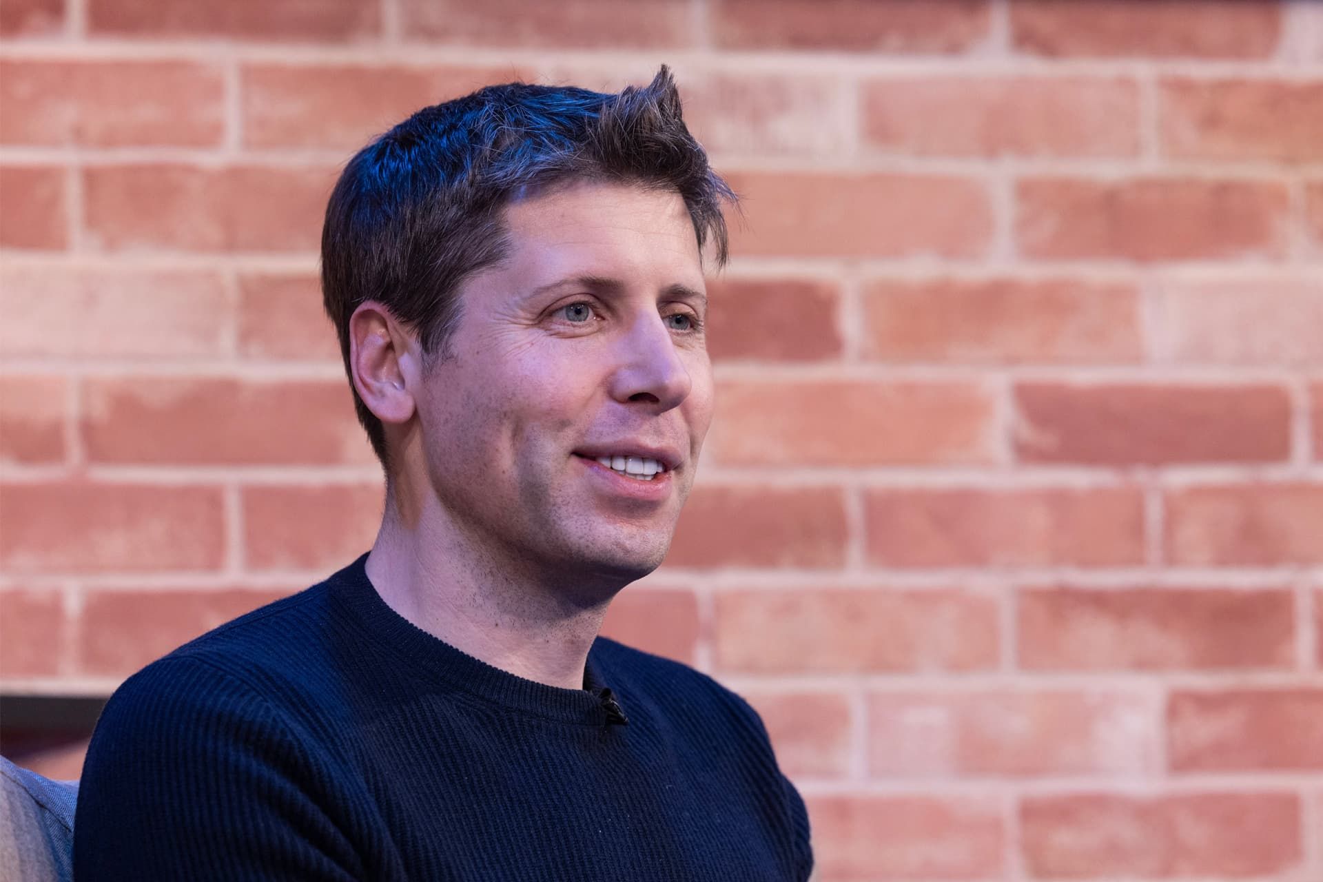 لبخند سم آلتمن / Sam Altman مدیرعامل OpenAI دیوار آجری