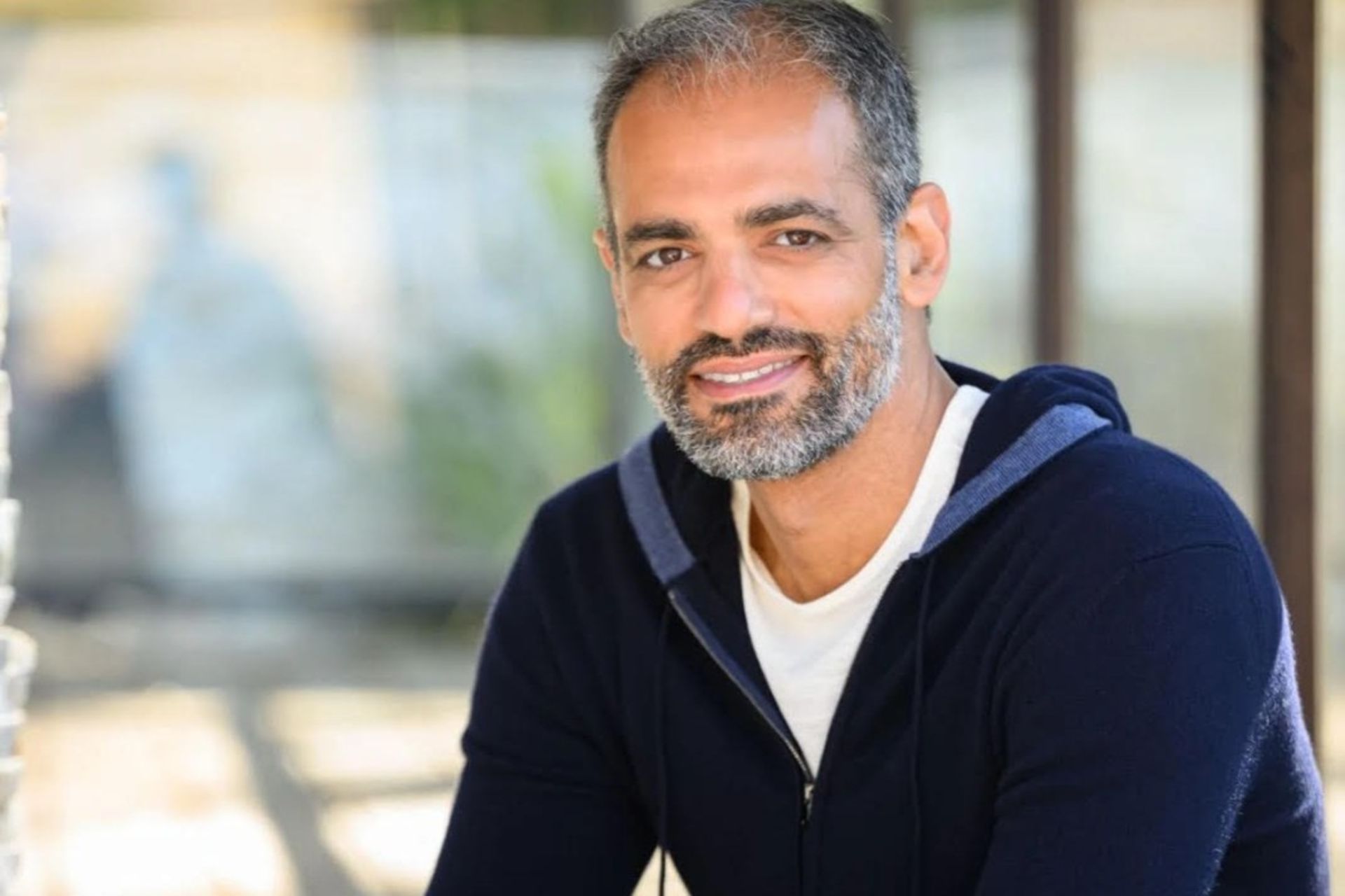 چهره‌ی یک مرد میان‌سال با سویشرت مشکی