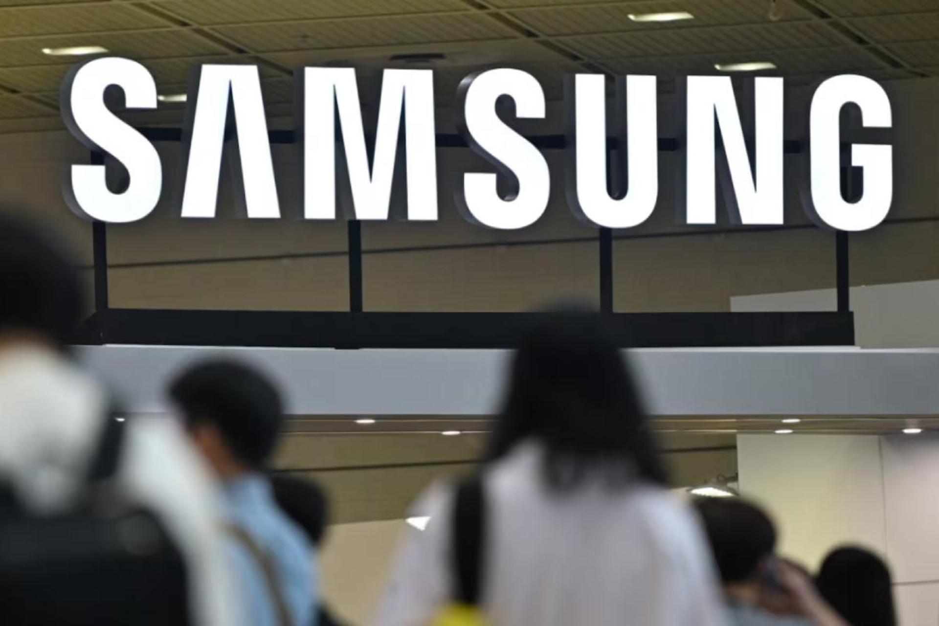 مردم درحال حرکت جلوی ساختمان سامسونگ