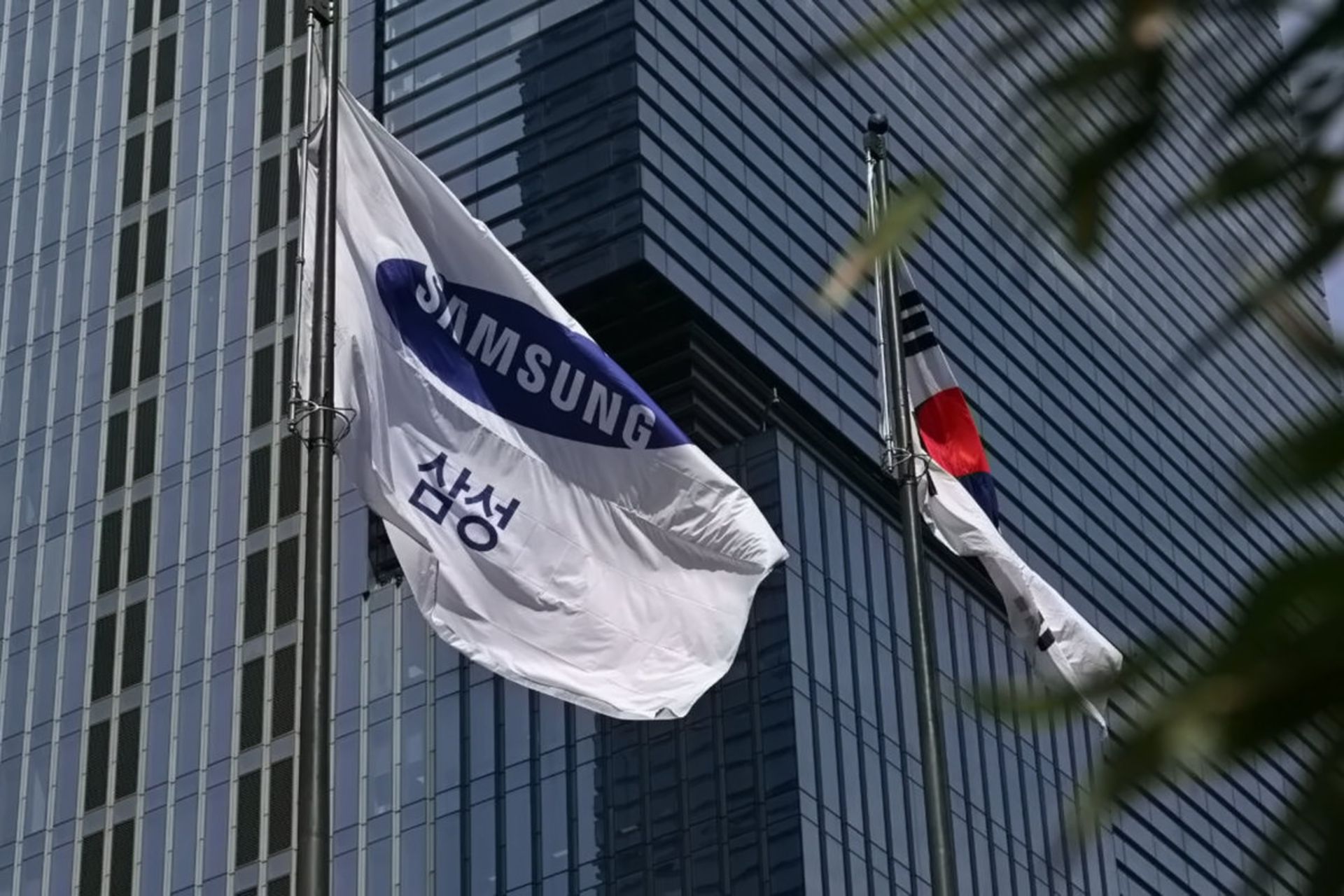 پرچم شرکت سامسونگ کنار پرچم کره جنوبی در مقابل ساختمان شرکت