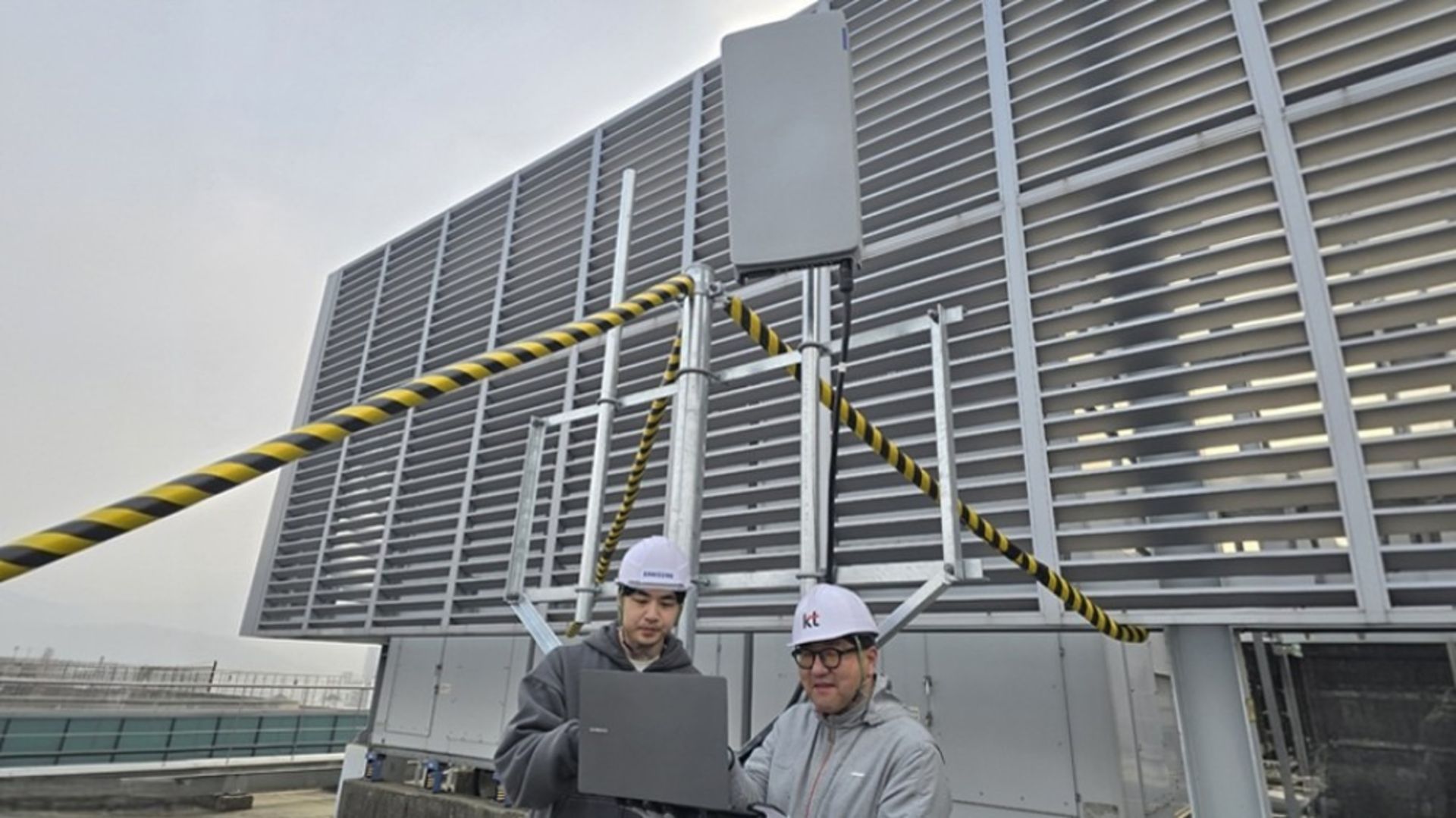 دو کارگر در حال فعالیت در تأسیسات 6G سامسونگ